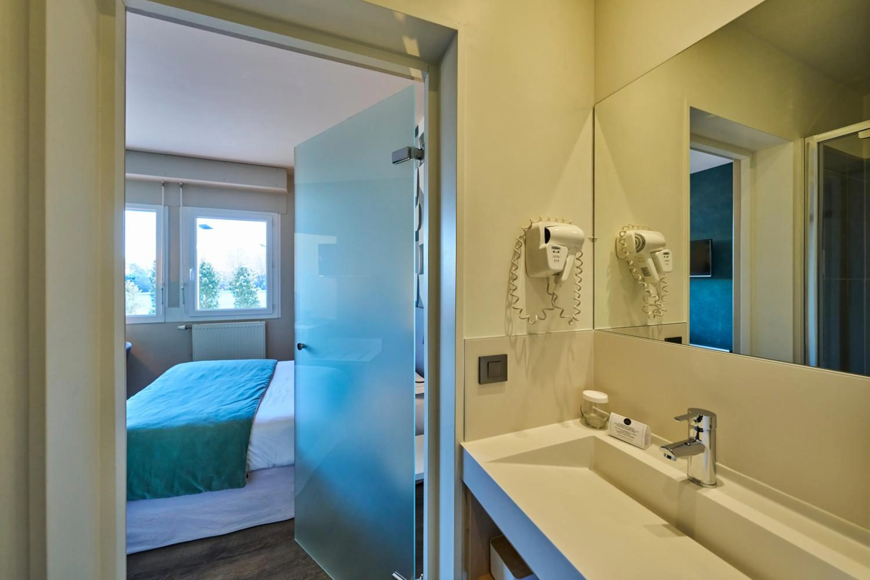 Bathroom, Bed in Hôtel le Corbusson Laval Ouest