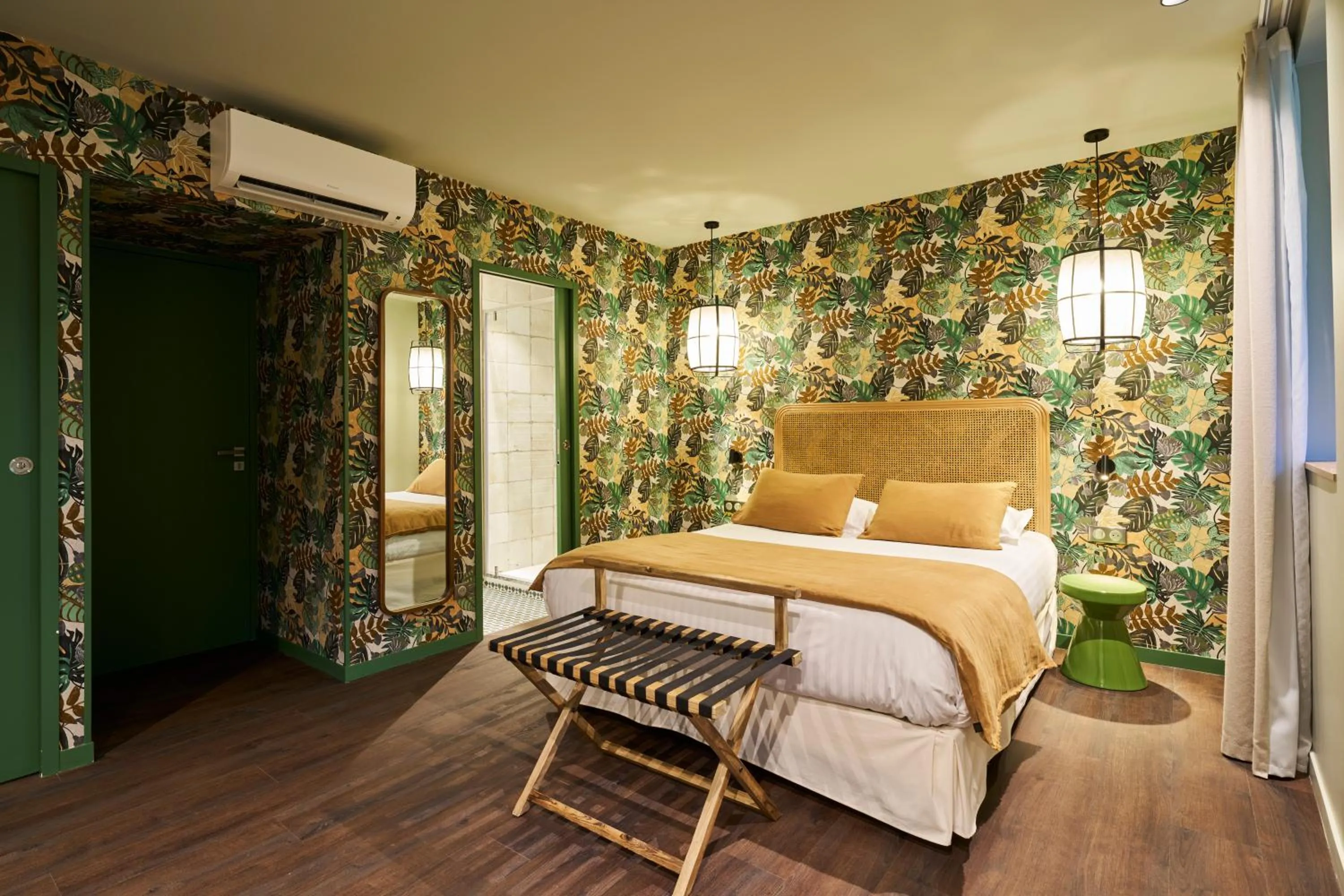 Photo of the whole room, Bed in Hôtel le Corbusson Laval Ouest