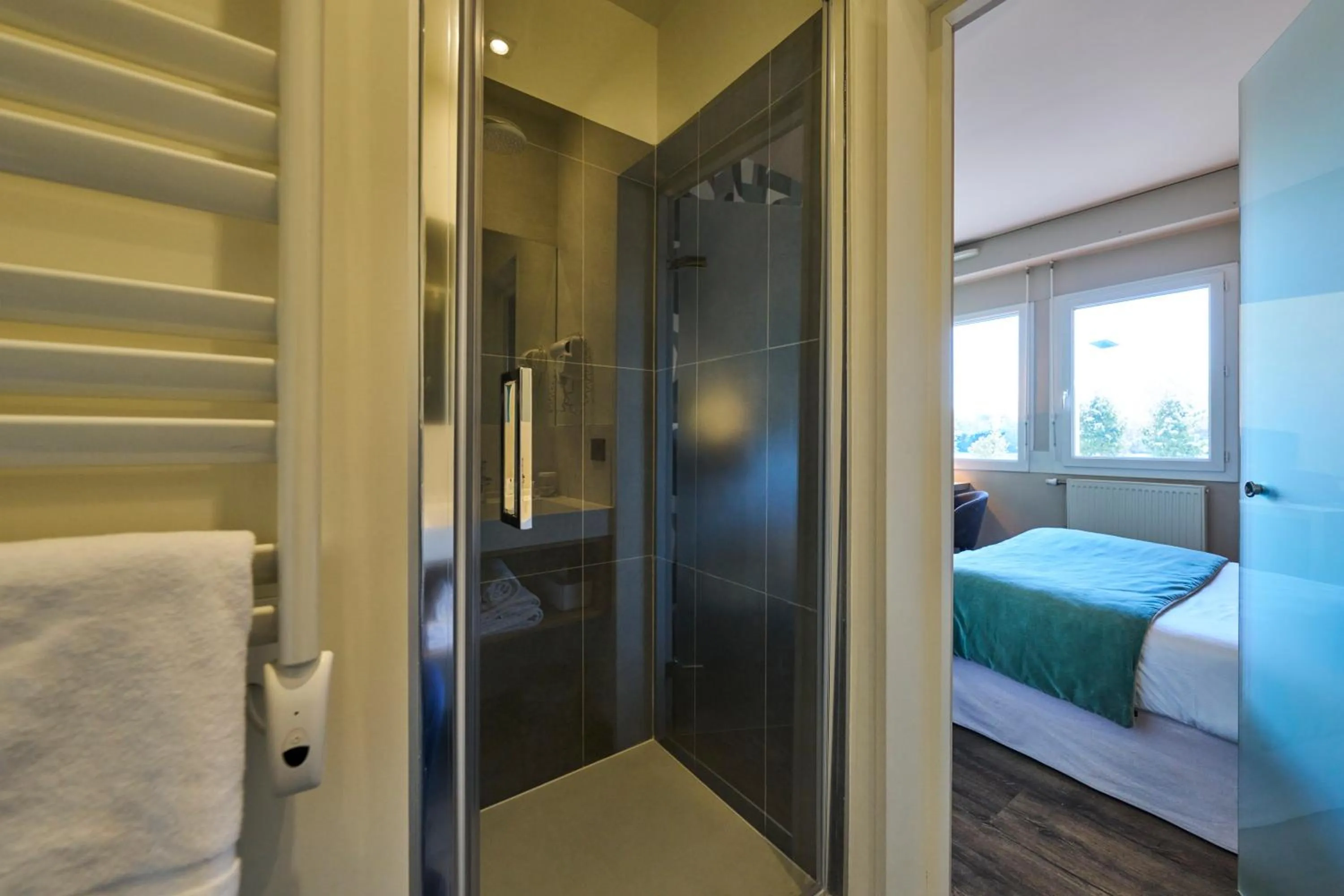 Bathroom, Bed in Hôtel le Corbusson Laval Ouest