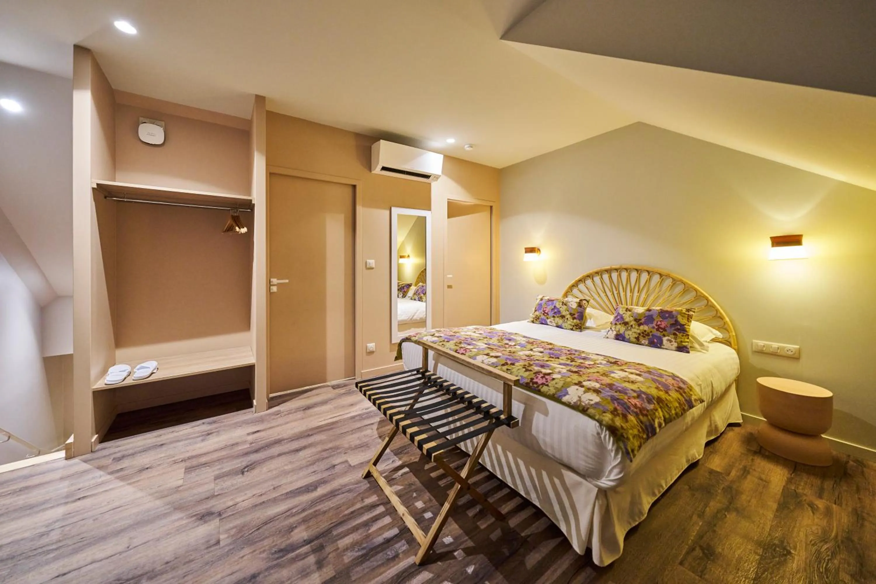 Photo of the whole room, Bed in Hôtel le Corbusson Laval Ouest