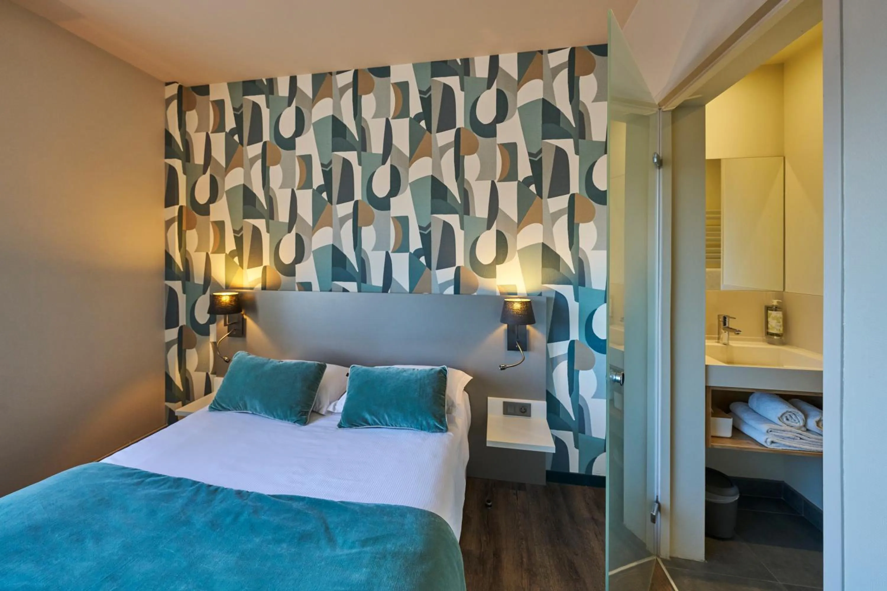 Photo of the whole room, Bed in Hôtel le Corbusson Laval Ouest