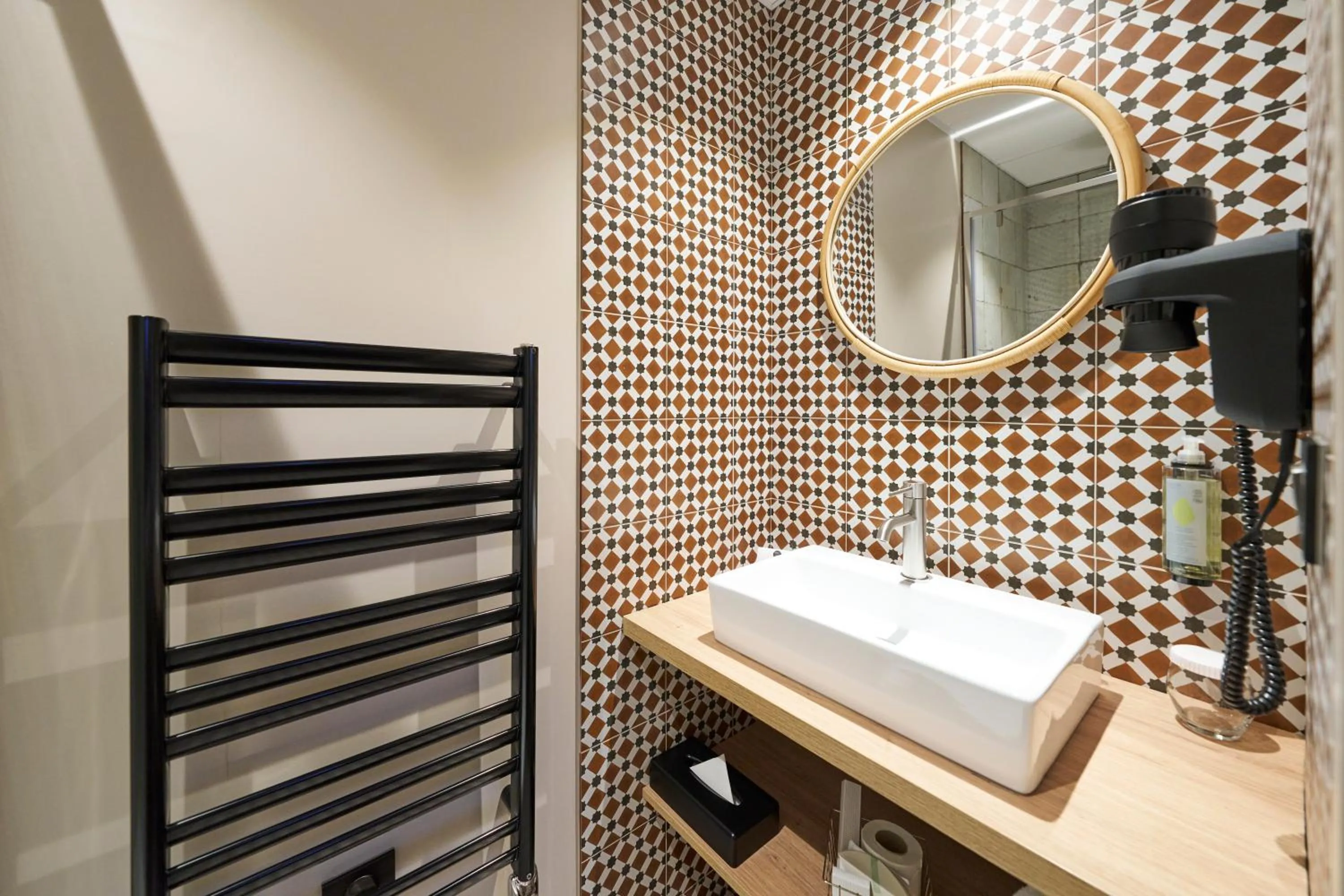 Bathroom in Hôtel le Corbusson Laval Ouest