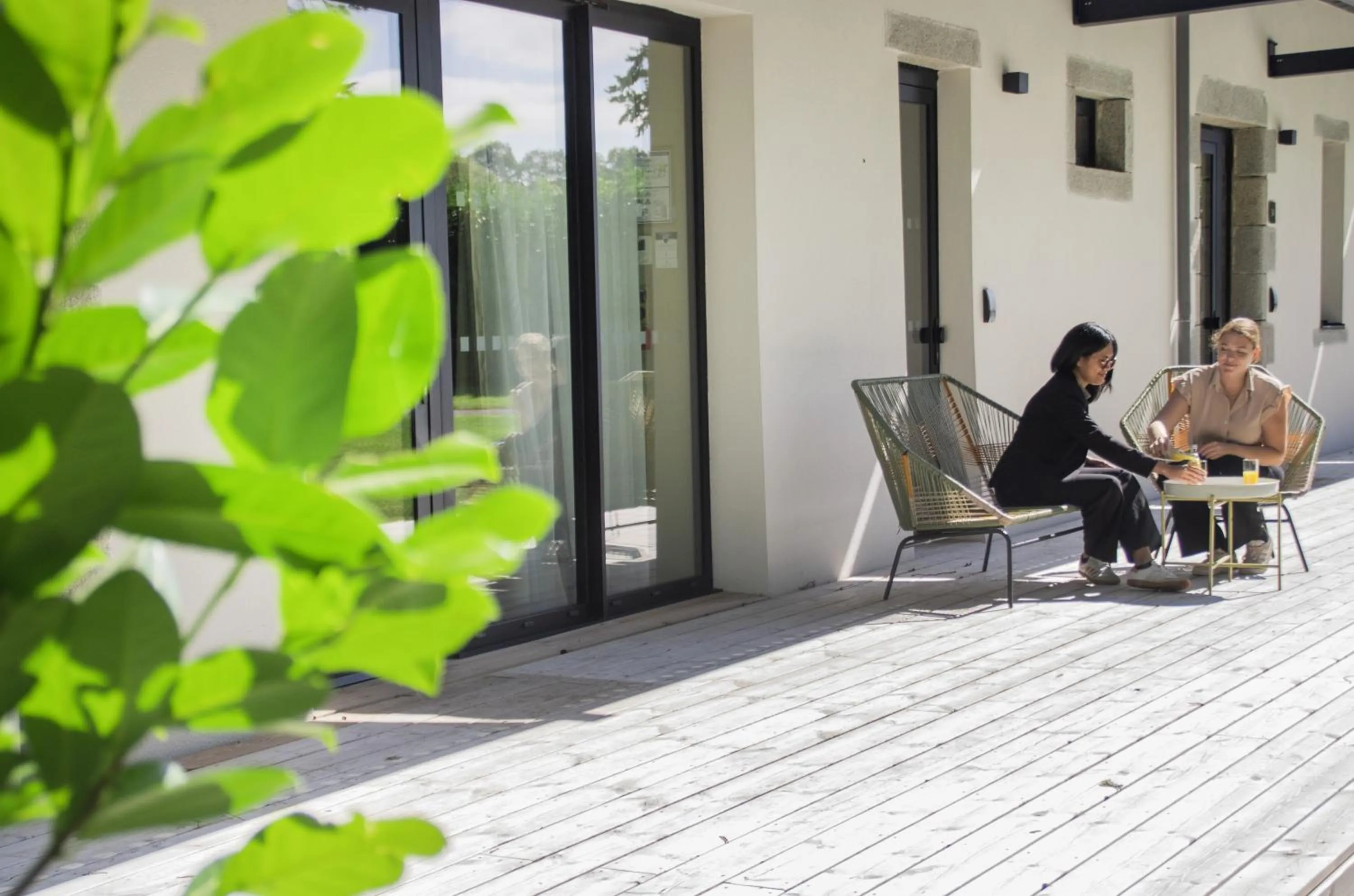 Patio in Hôtel le Corbusson Laval Ouest