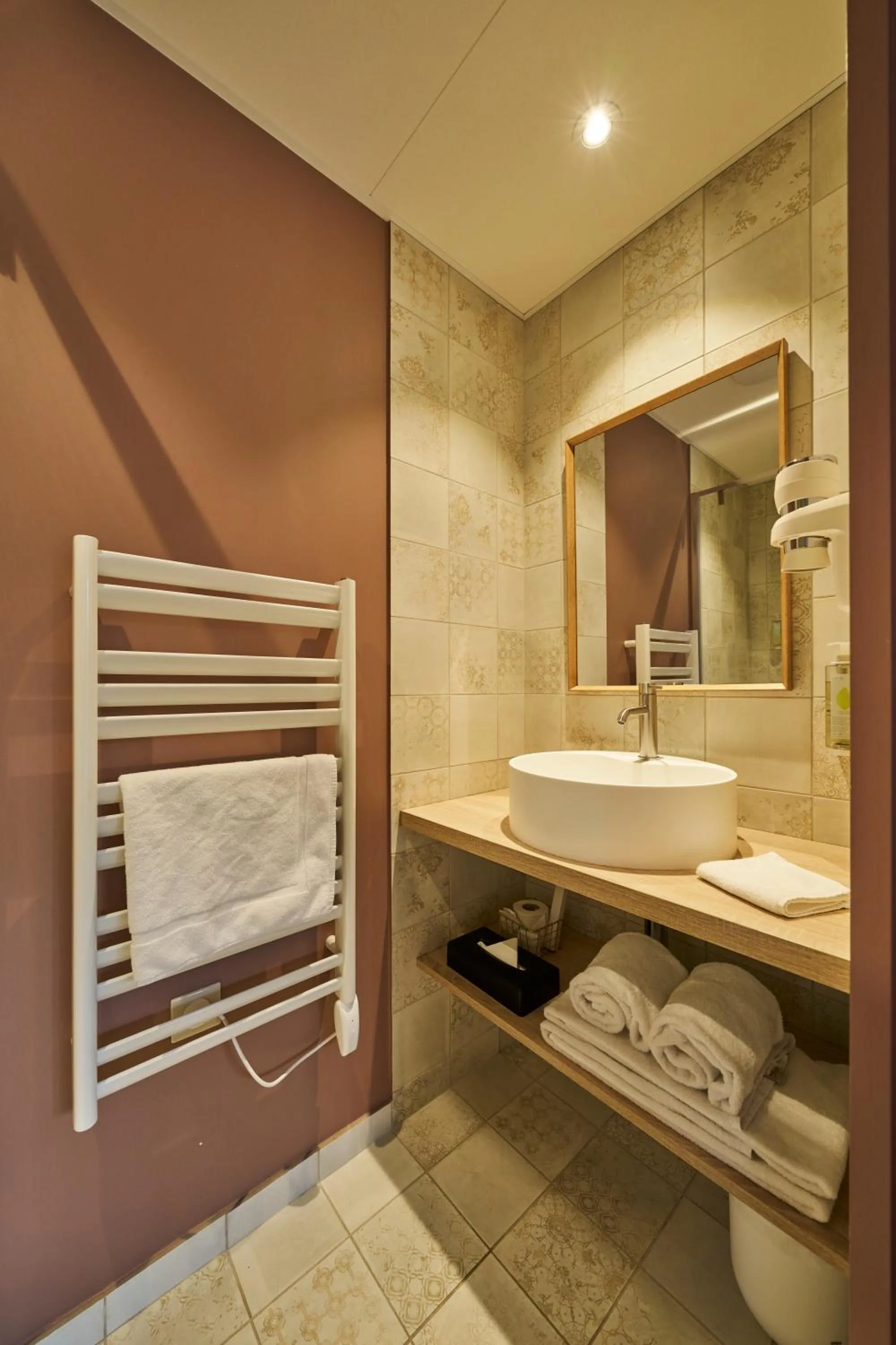 Bathroom in Hôtel le Corbusson Laval Ouest