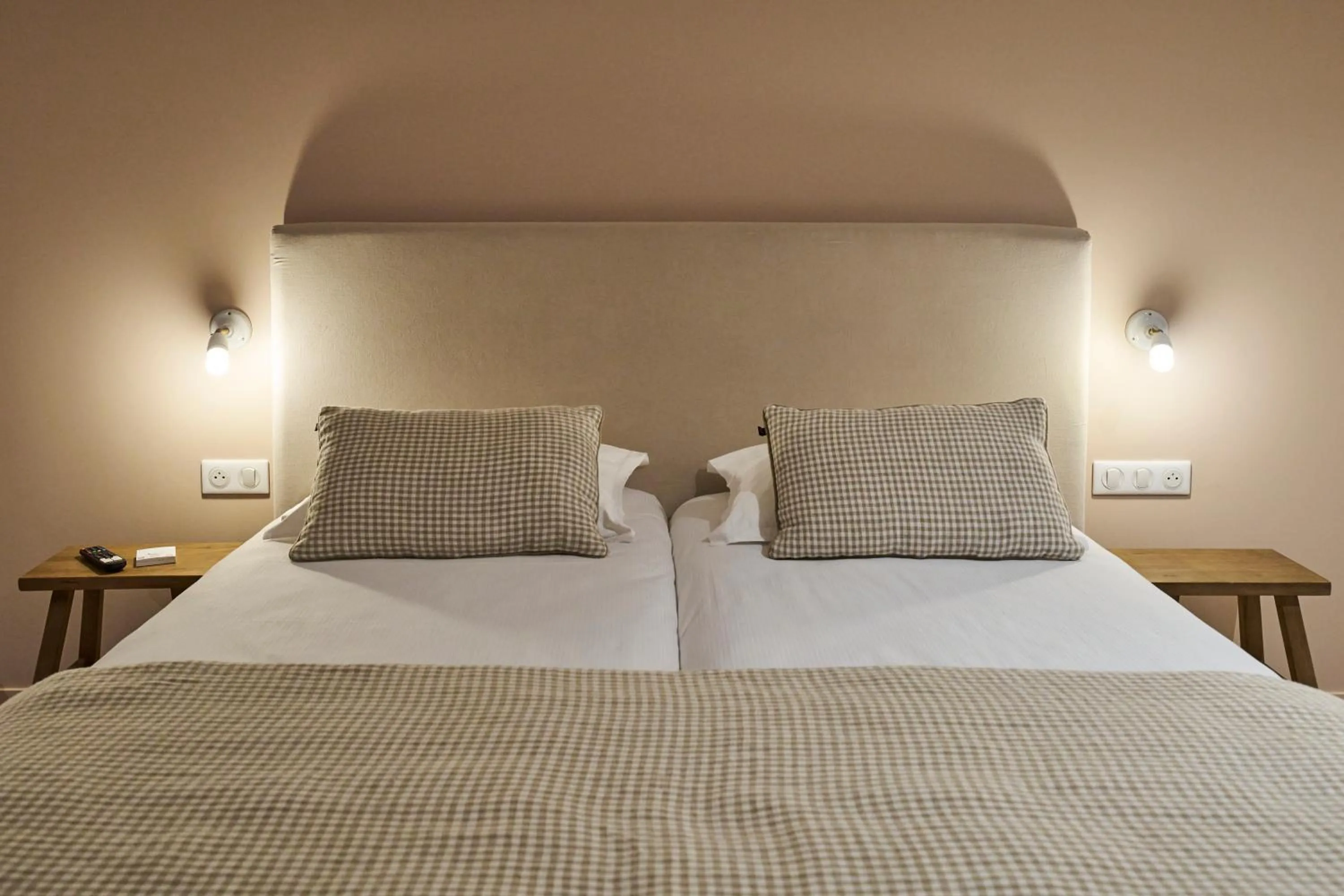 Photo of the whole room, Bed in Hôtel le Corbusson Laval Ouest