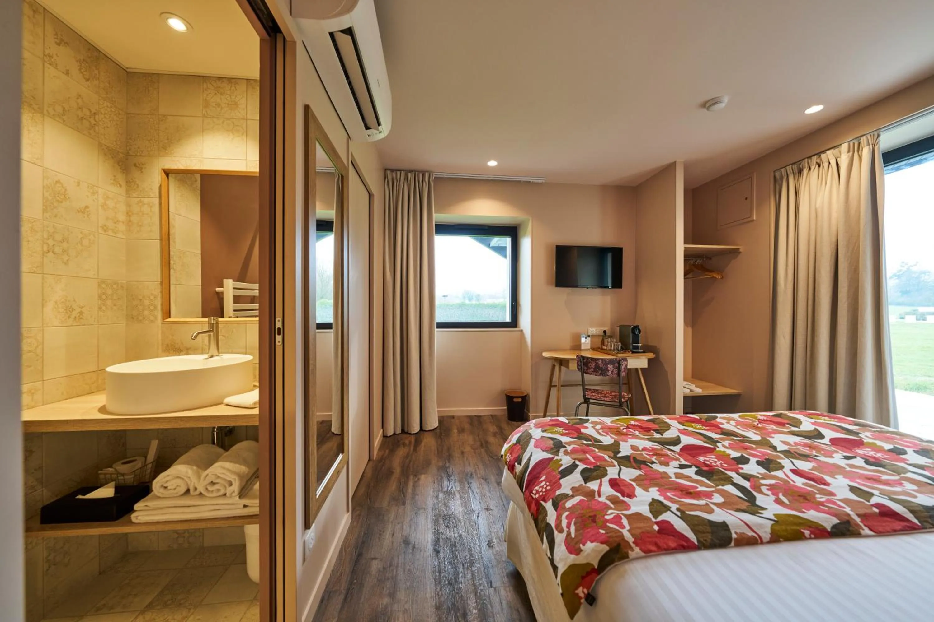 Photo of the whole room, Bed in Hôtel le Corbusson Laval Ouest