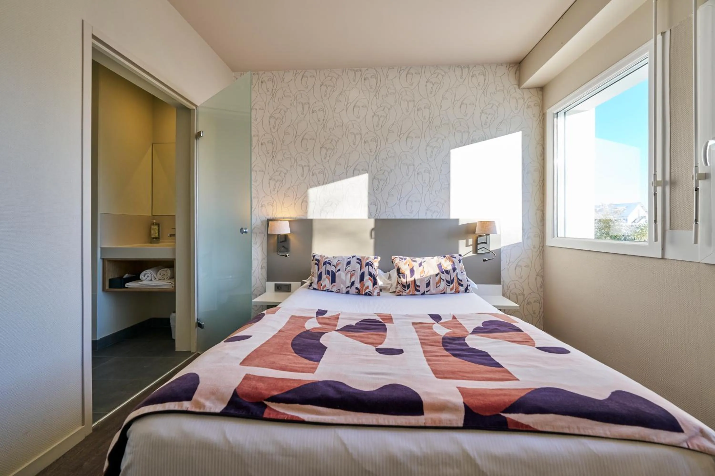 Photo of the whole room, Bed in Hôtel le Corbusson Laval Ouest