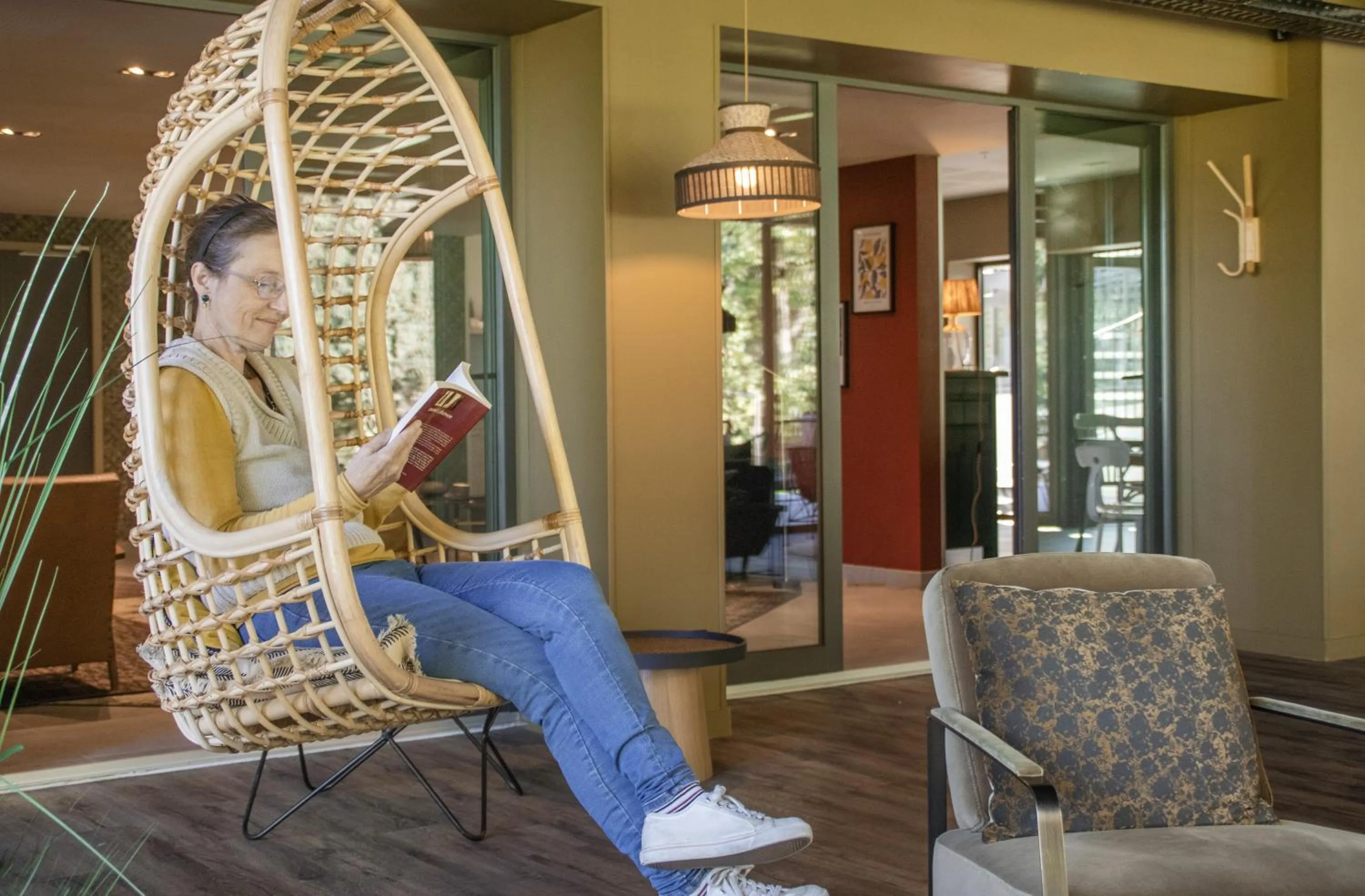 Communal lounge/ TV room in Hôtel le Corbusson Laval Ouest