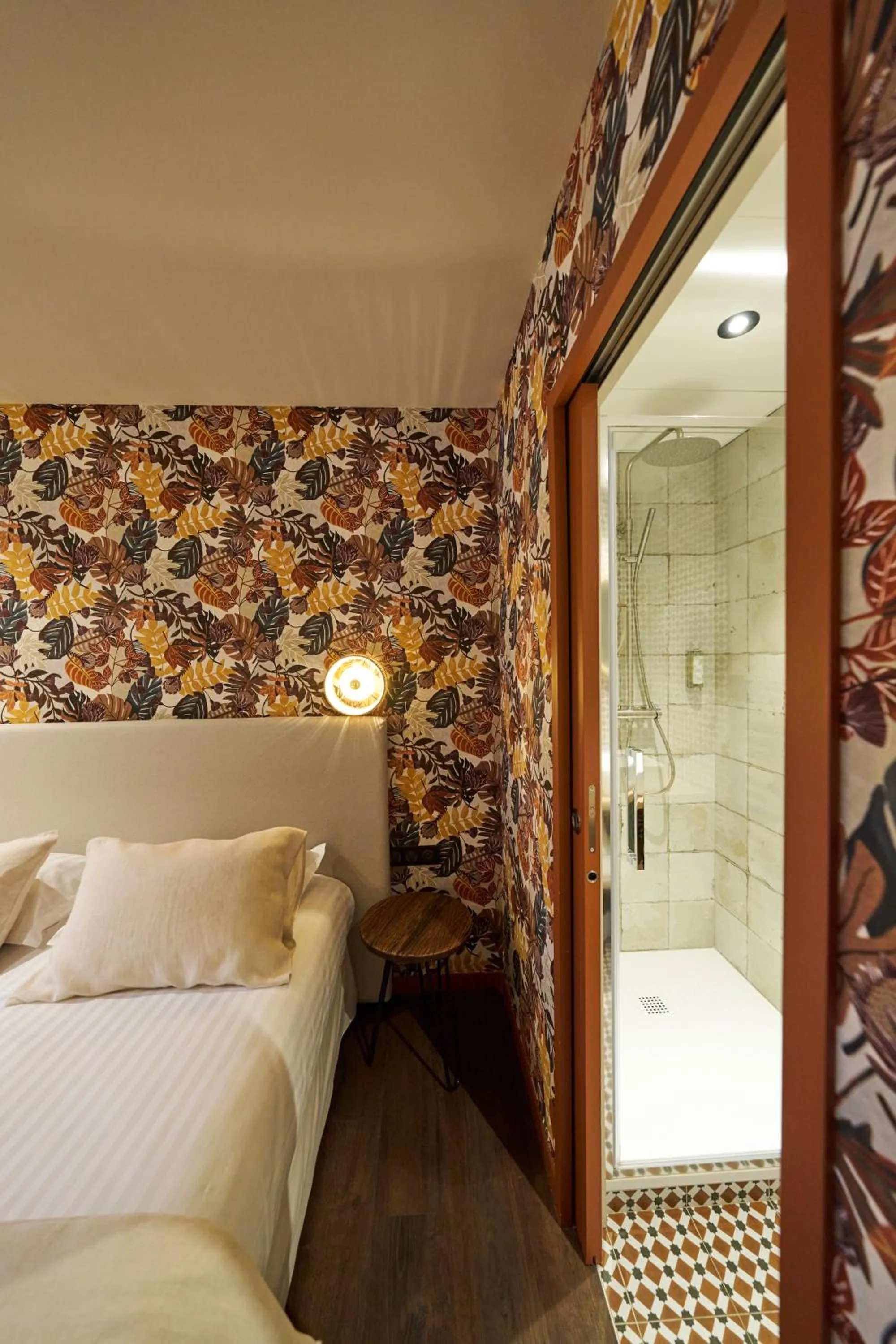 Shower, Bed in Hôtel le Corbusson Laval Ouest