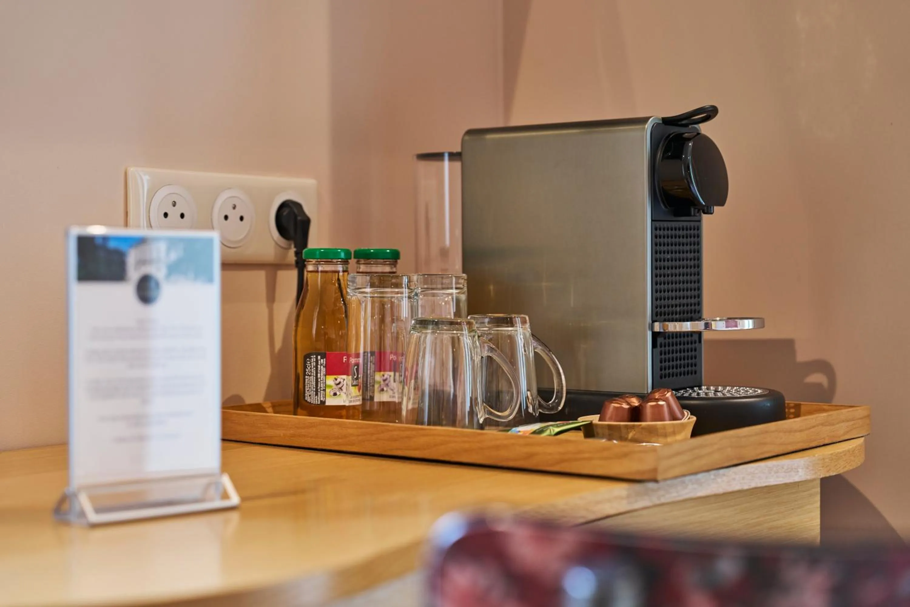 Coffee/tea facilities in Hôtel le Corbusson Laval Ouest