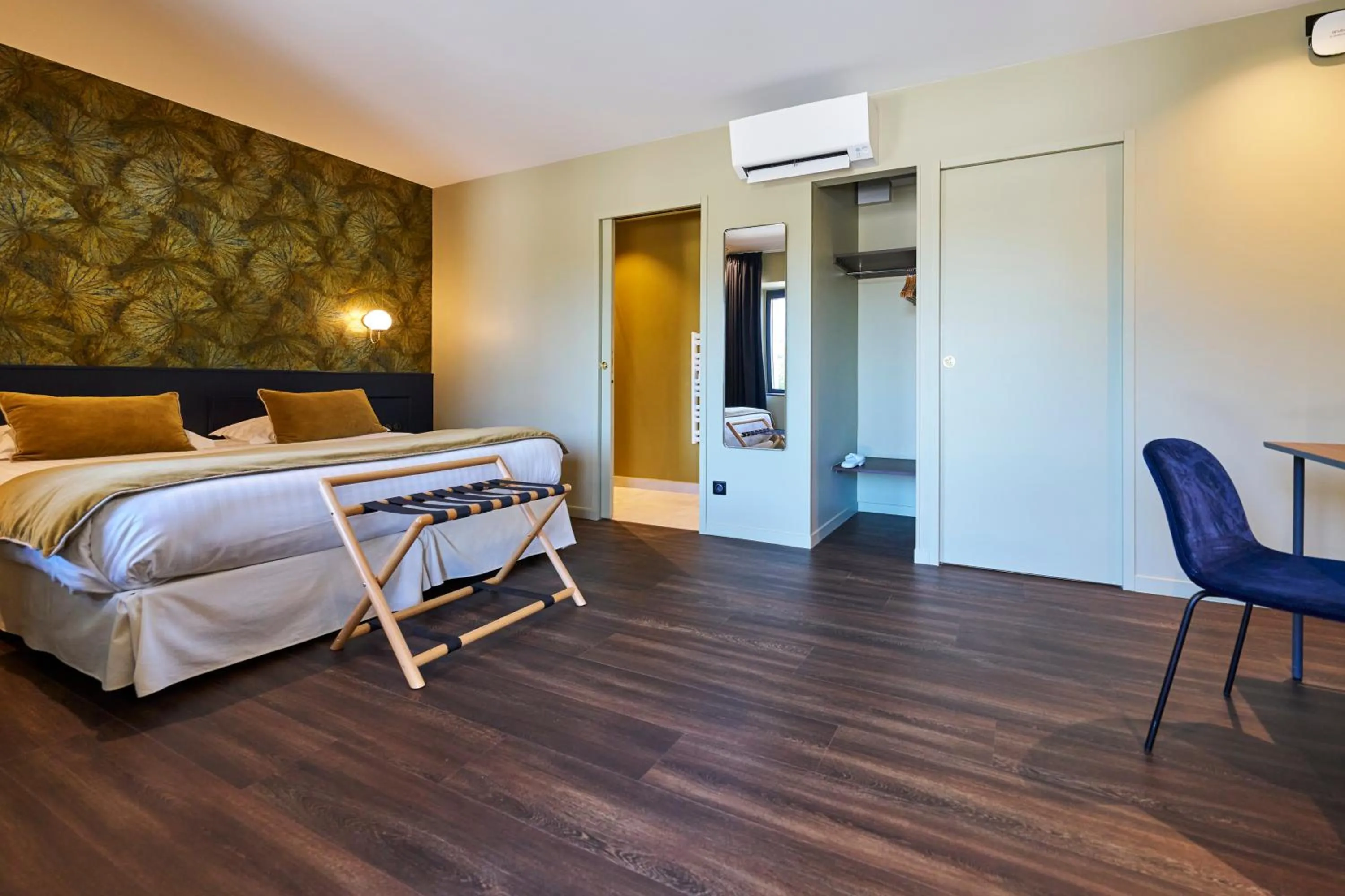 Photo of the whole room, Bed in Hôtel le Corbusson Laval Ouest