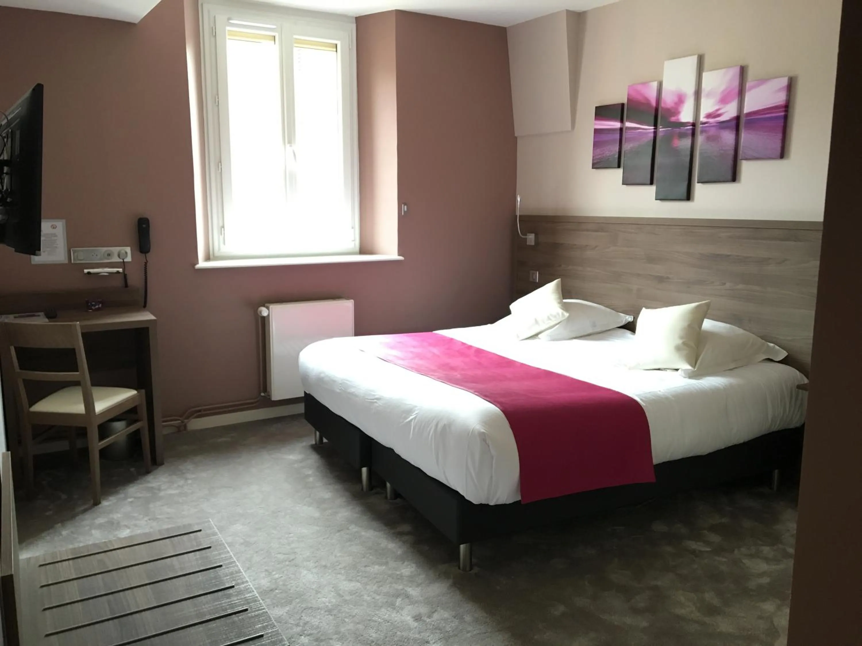 Bed in Hotel-Restaurant St-Christophe