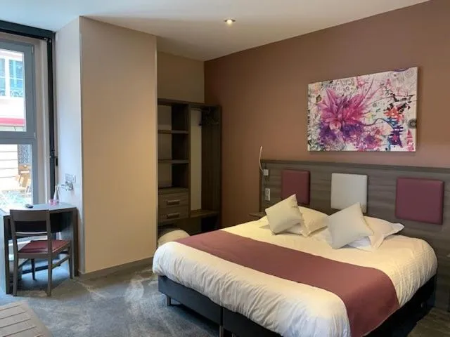 Bed in Hotel-Restaurant St-Christophe