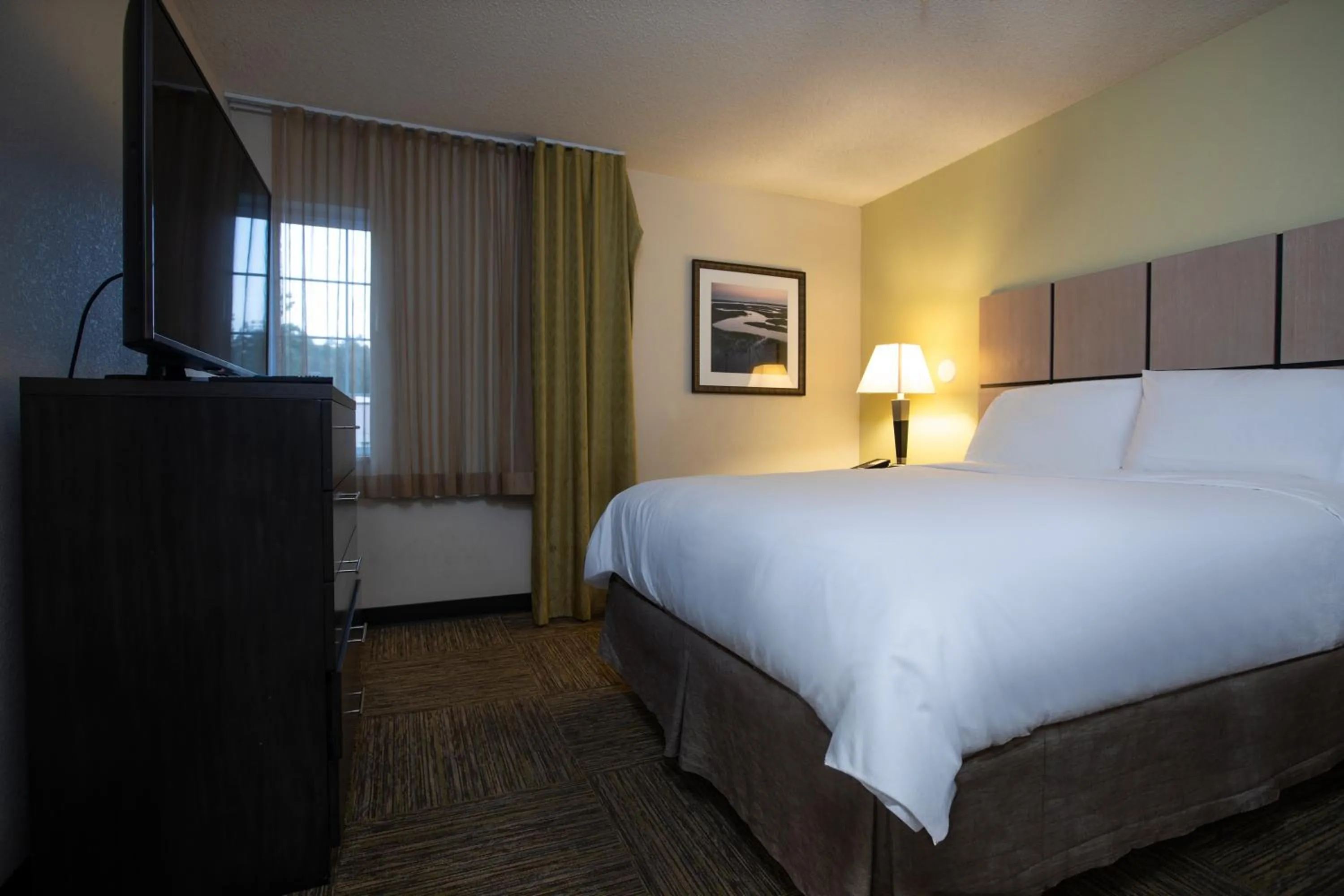 Bed in Candlewood Suites Colonial Heights - Fort Lee by IHG