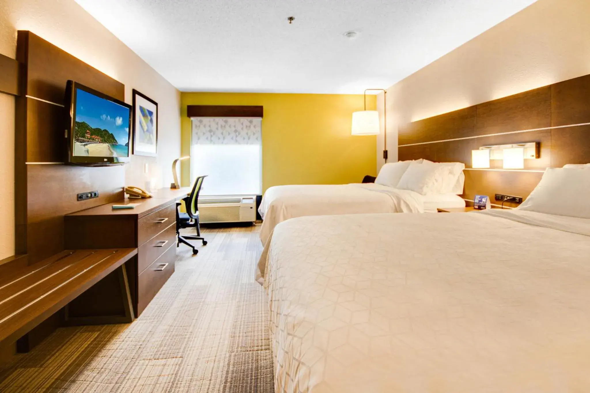 Standard Queen Room with Two Queen Beds and Mobility Accessible Tub in Holiday Inn Express Dublin by IHG Standard Queen Room with Two Queen Beds and Mobility Accessible Tub in Holiday Inn Express Dublin by IHG