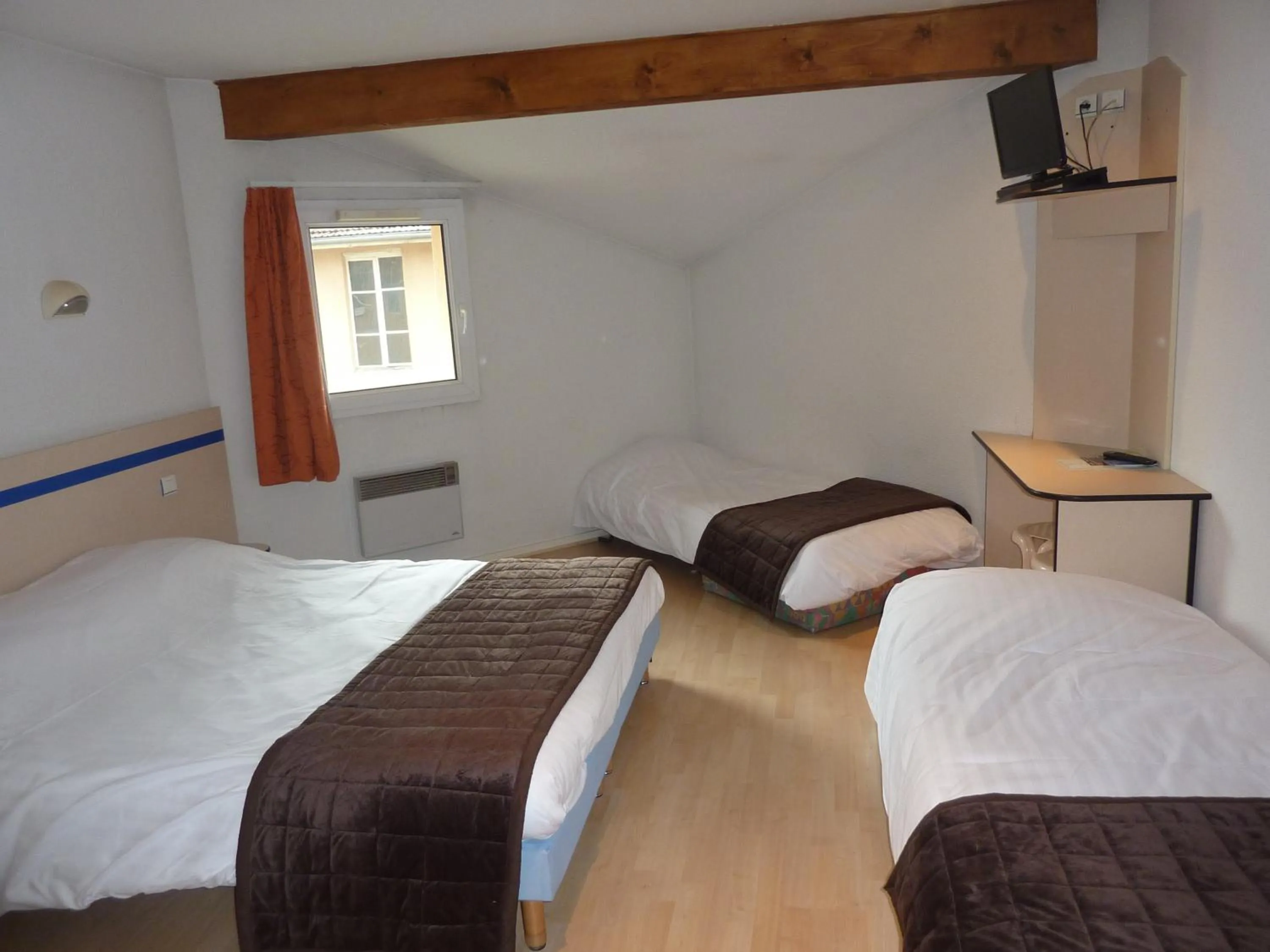 Photo of the whole room, Bed in Lac'Hotel France