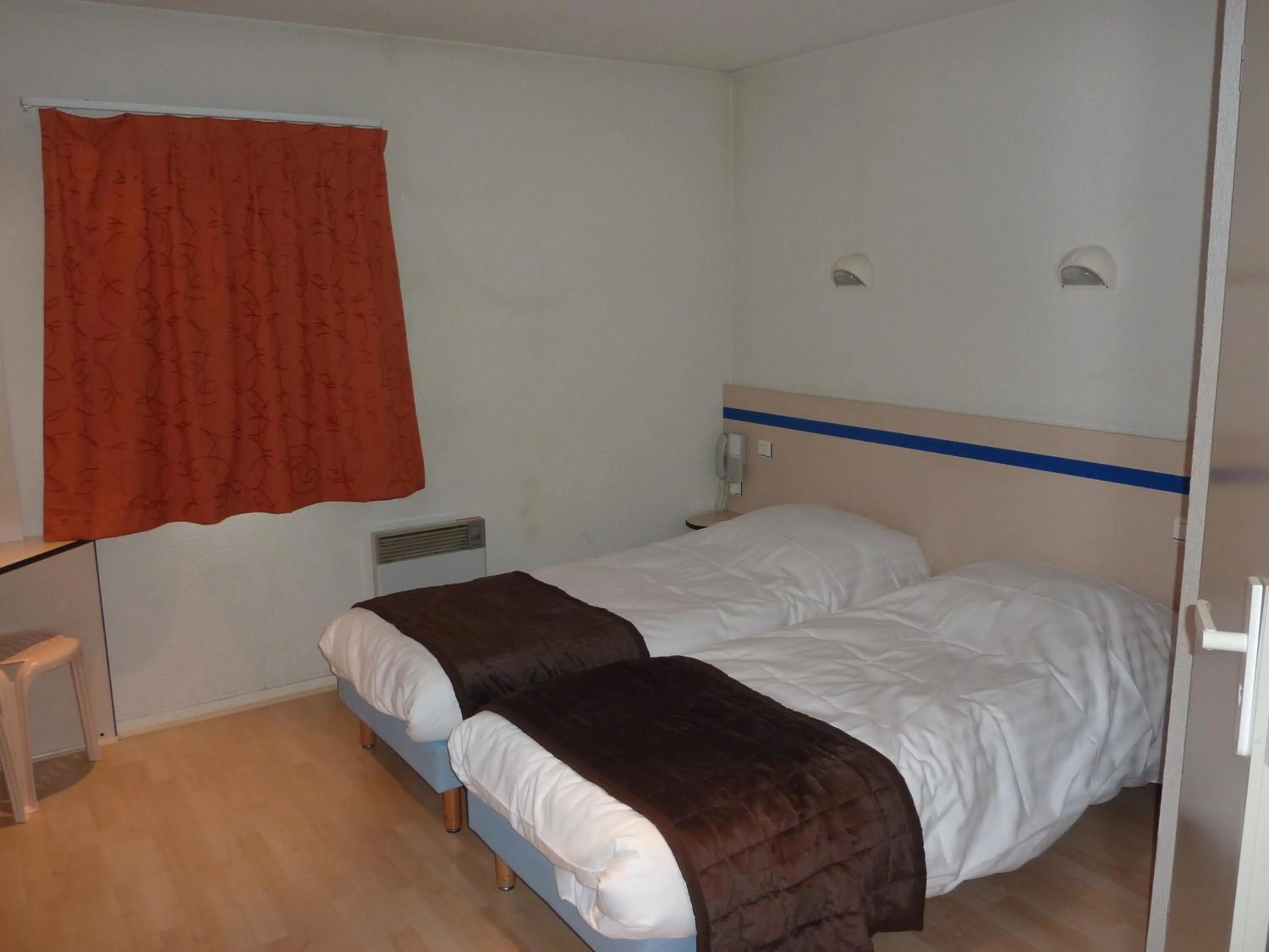 Photo of the whole room, Bed in Lac'Hotel France