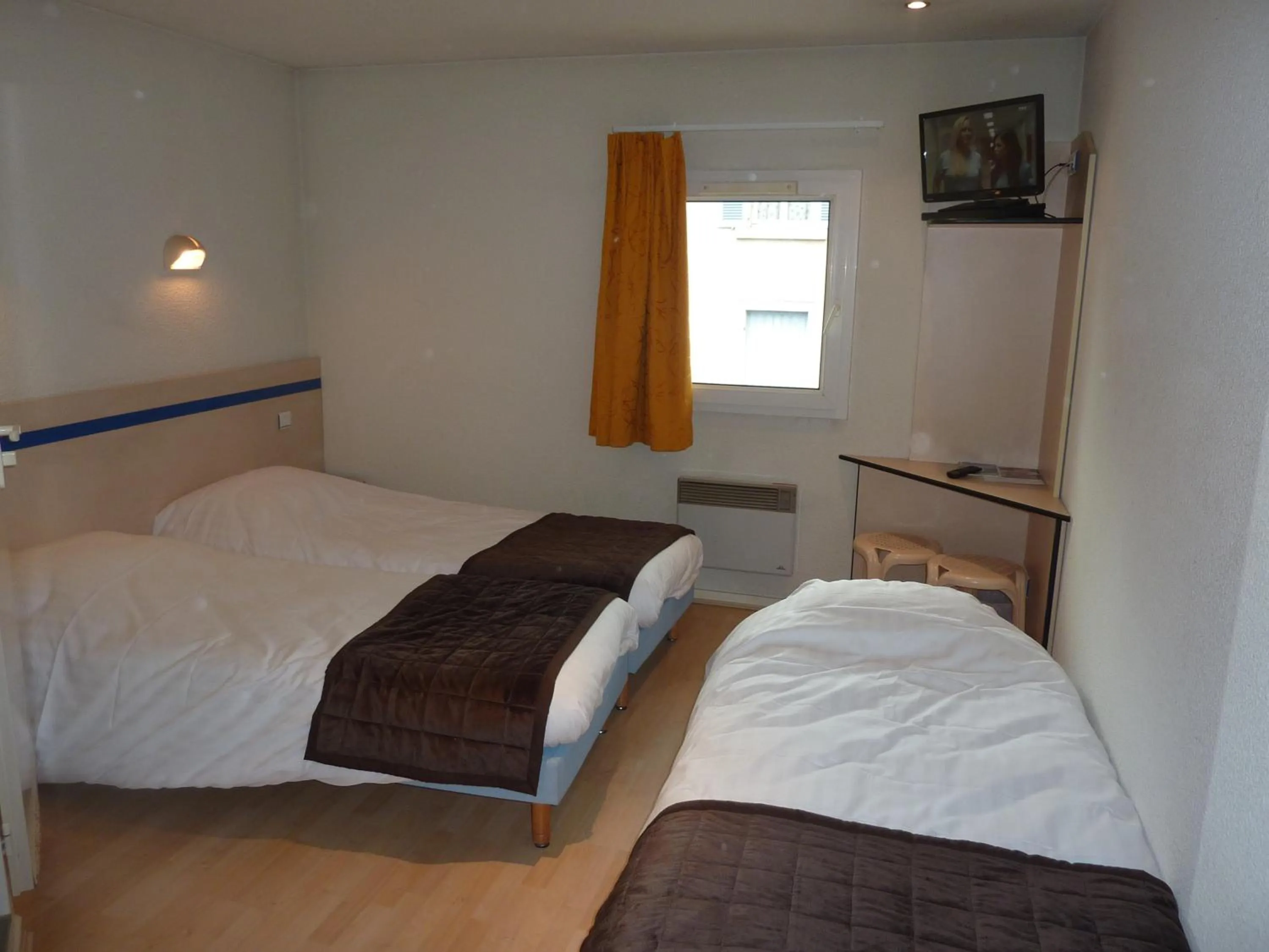 Photo of the whole room, Bed in Lac'Hotel France