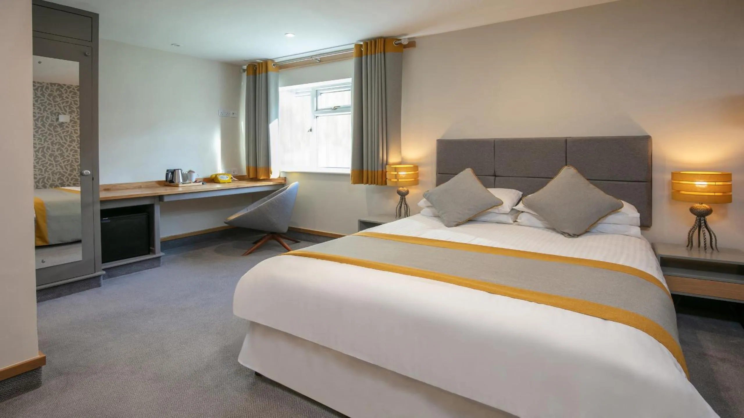 Bed in Best Western Compass Inn