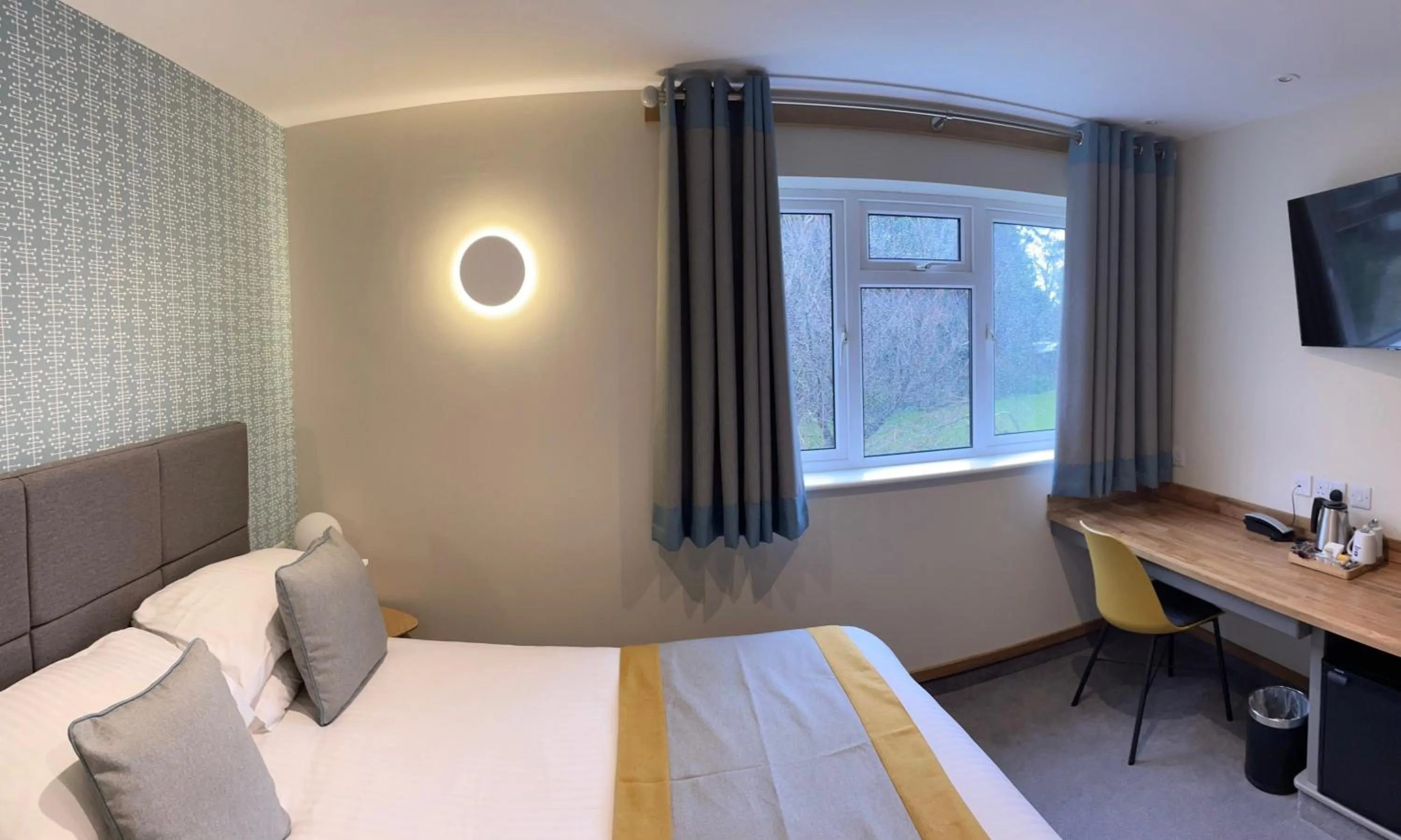 Bed in Best Western Compass Inn