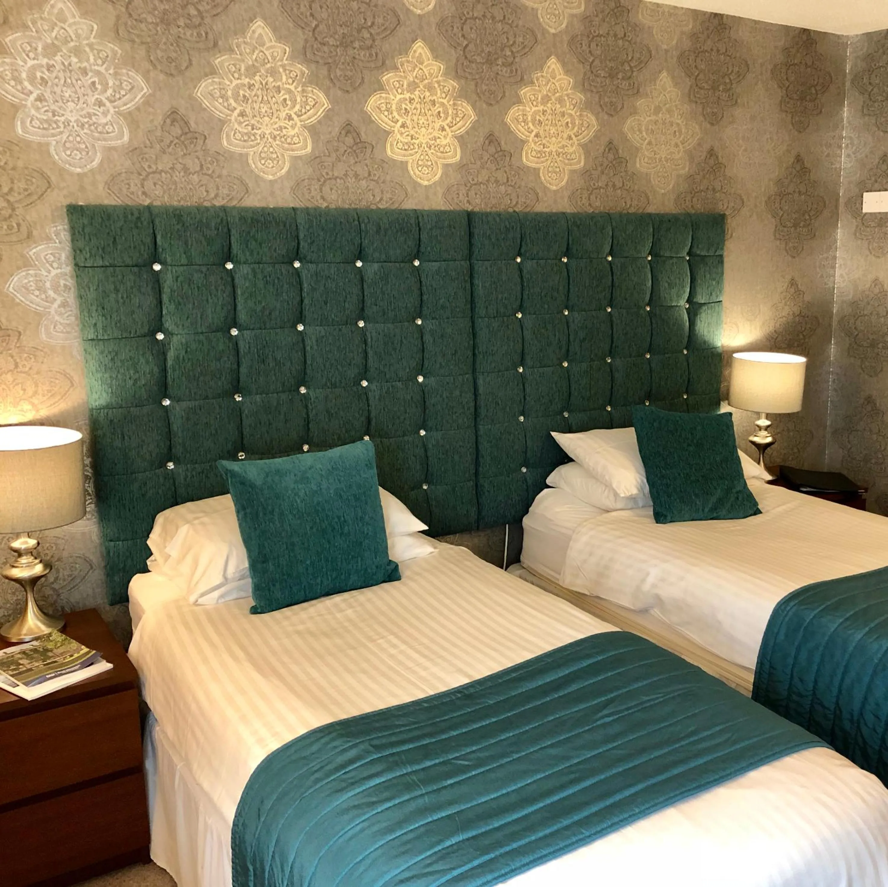 Bed in Best Western Compass Inn