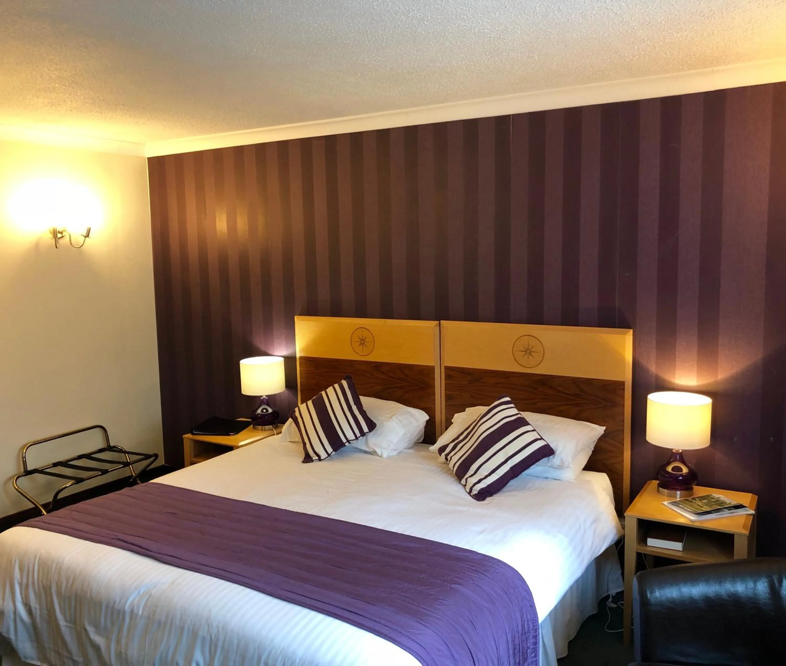 Bed in Best Western Compass Inn