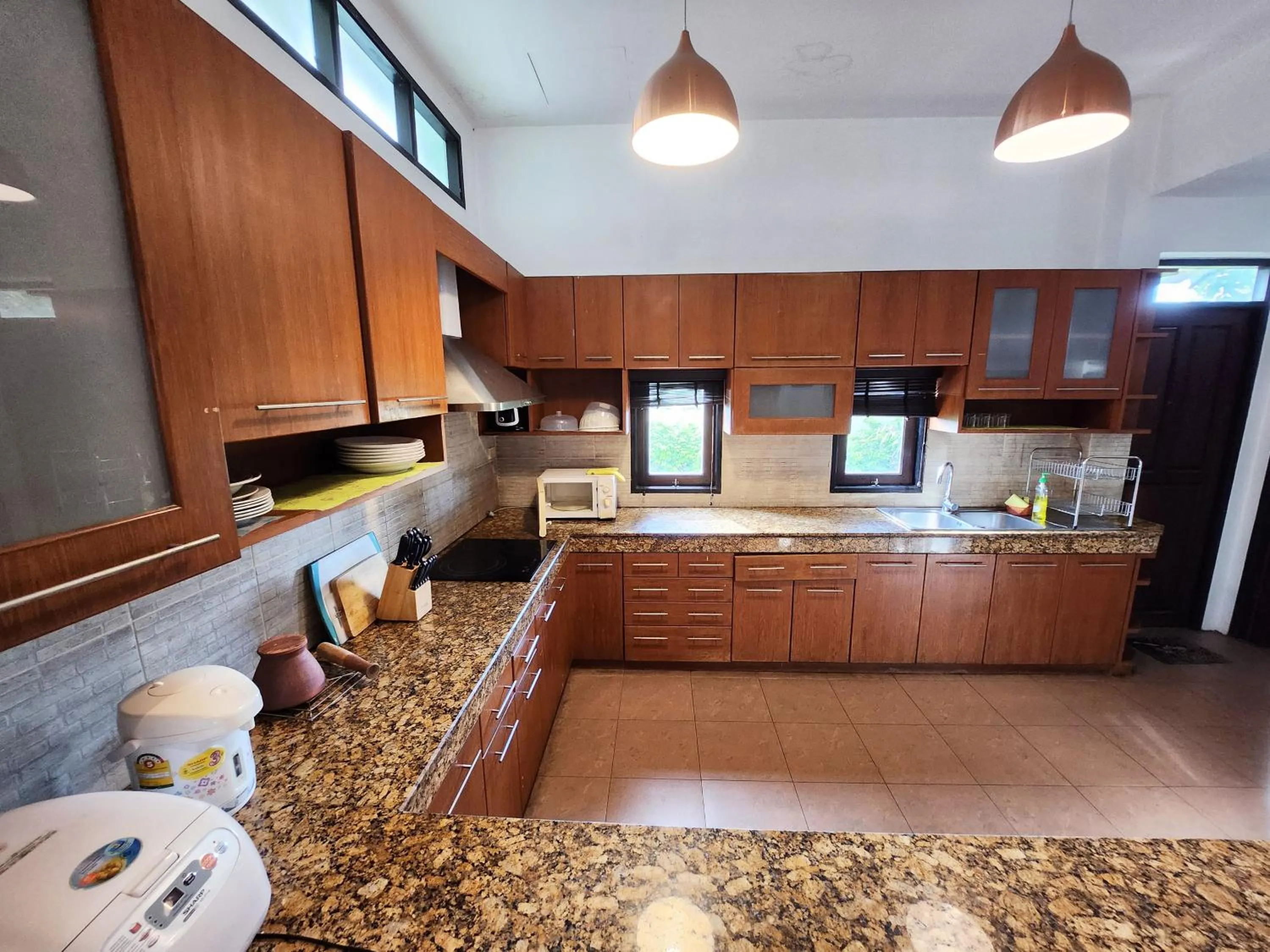 Communal kitchen in ปุณณภา พูล วิลล่า พัทยา Punnapha Pool Villa Pattaya