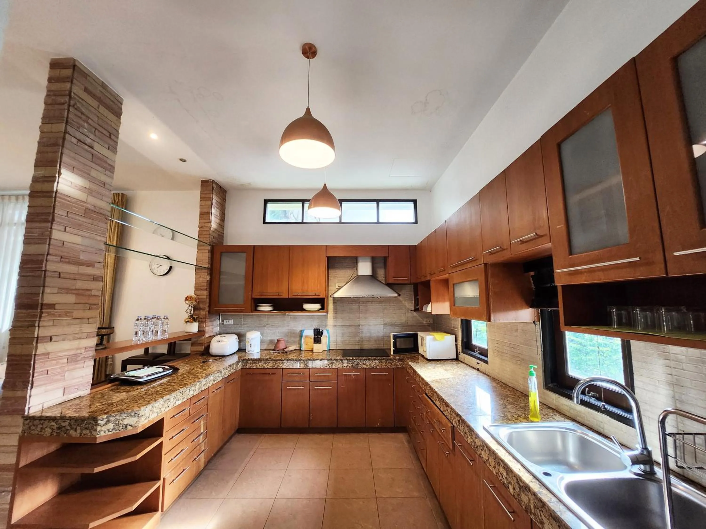 Kitchen or kitchenette in ปุณณภา พูล วิลล่า พัทยา Punnapha Pool Villa Pattaya