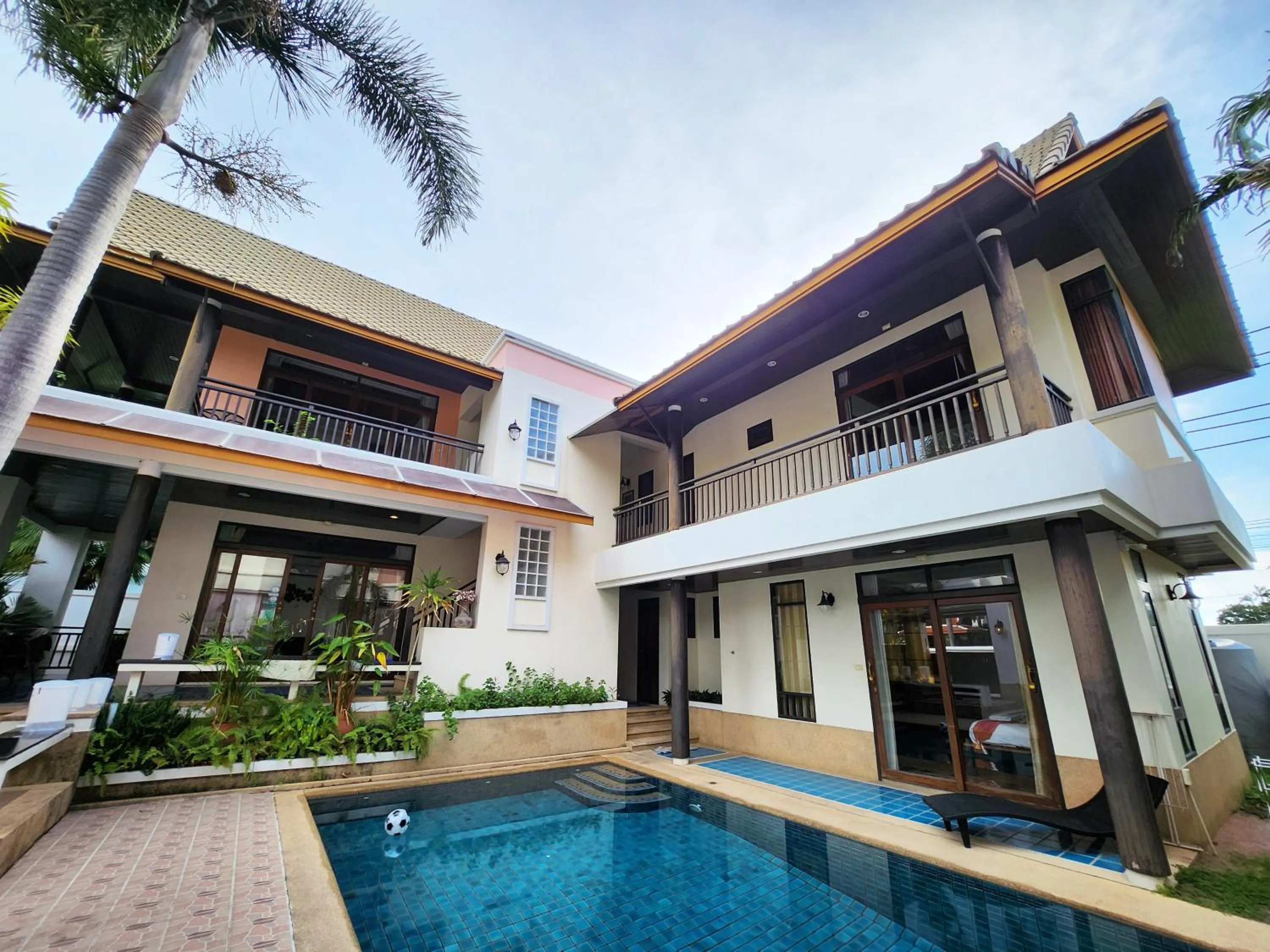 Property building in ปุณณภา พูล วิลล่า พัทยา Punnapha Pool Villa Pattaya