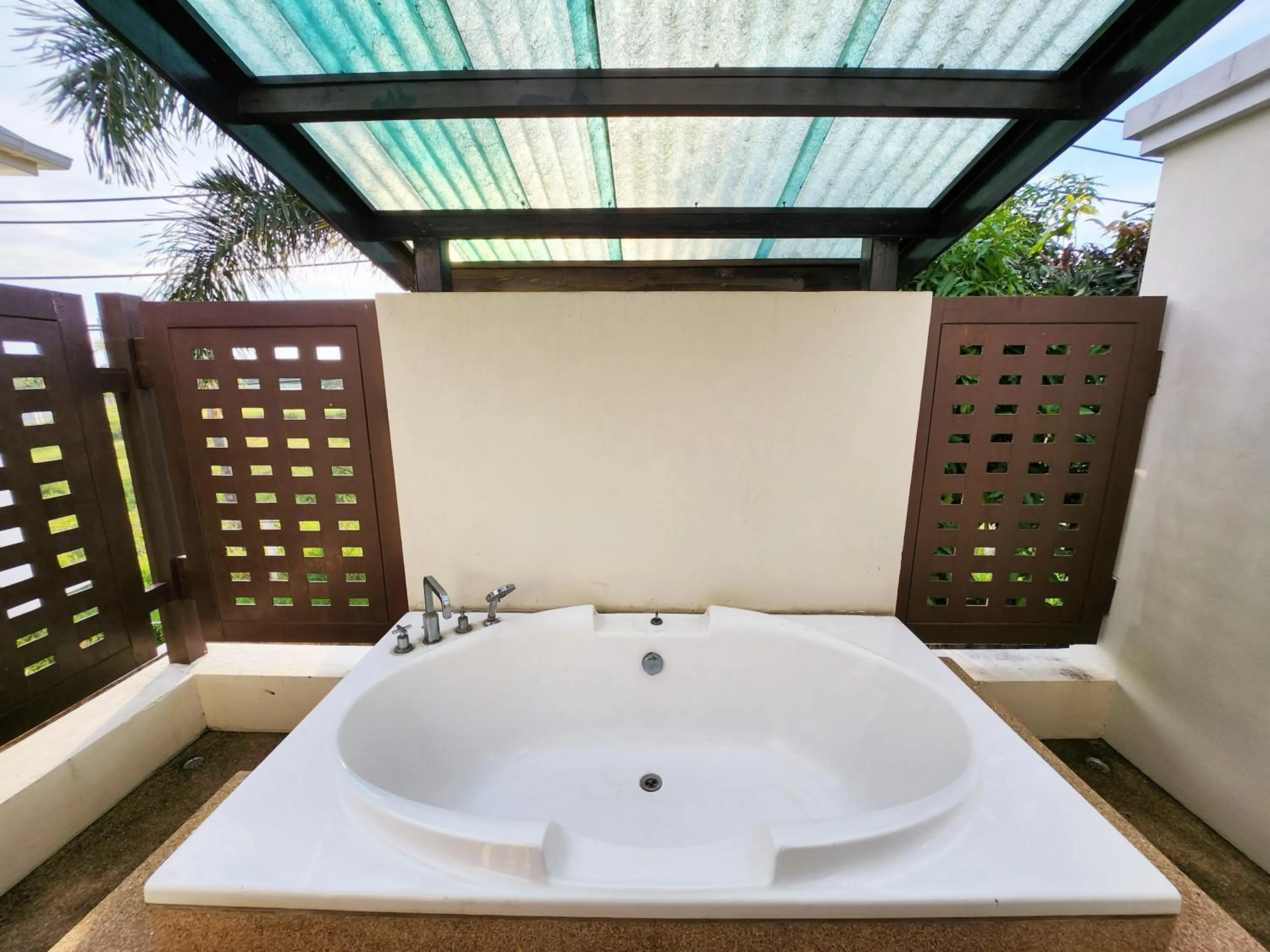 Bath in ปุณณภา พูล วิลล่า พัทยา Punnapha Pool Villa Pattaya