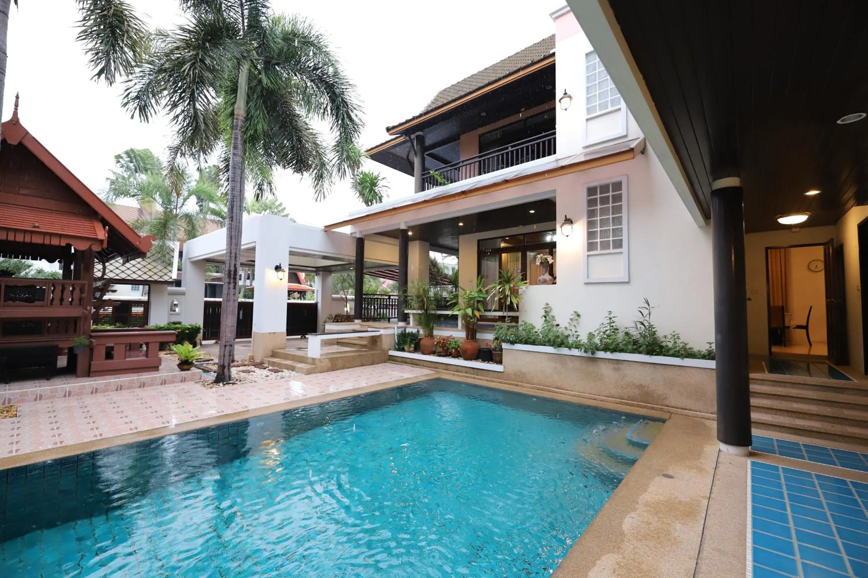 Property building in ปุณณภา พูล วิลล่า พัทยา Punnapha Pool Villa Pattaya