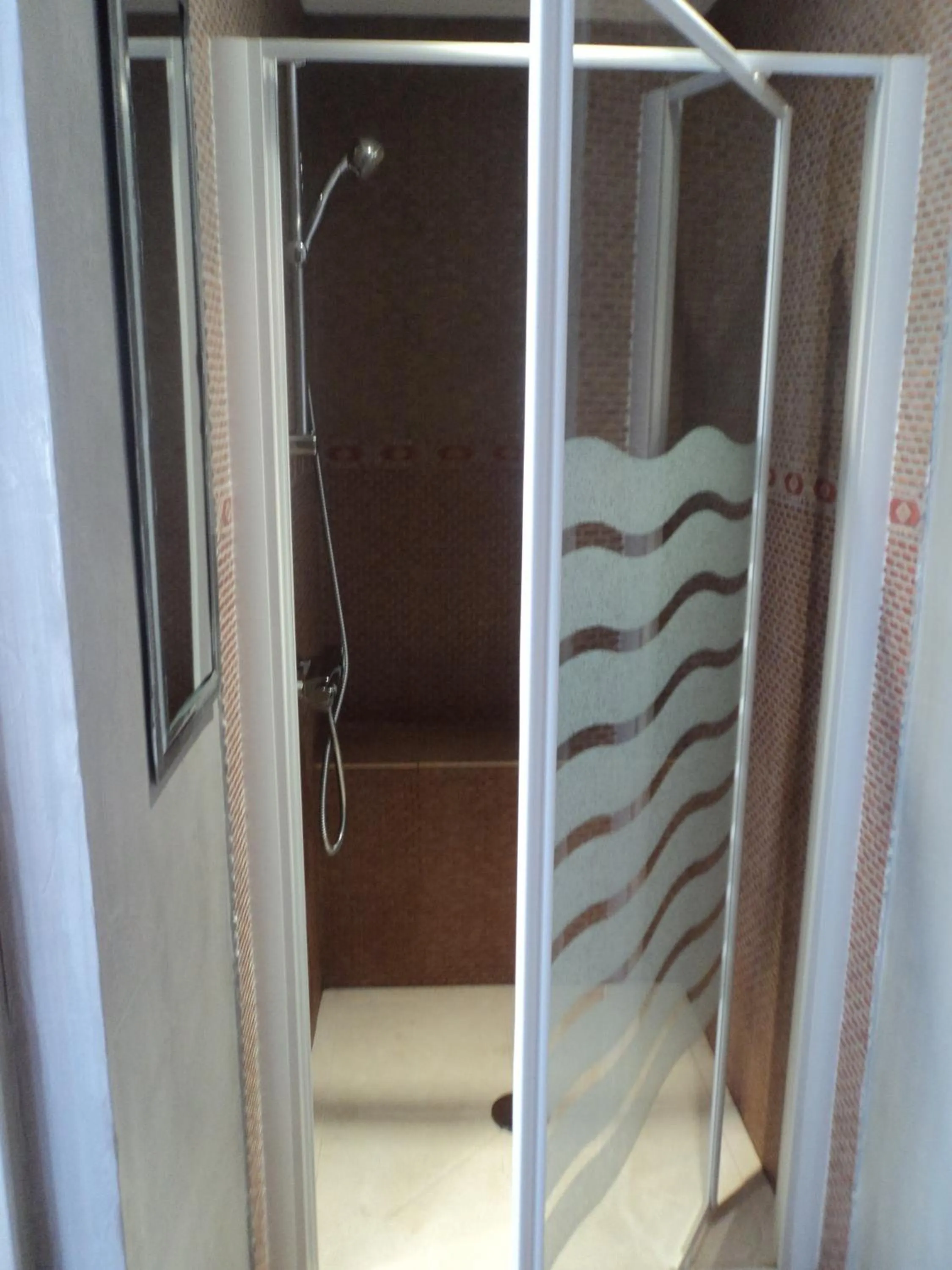 Shower in Les Jardins de l'Ermitage