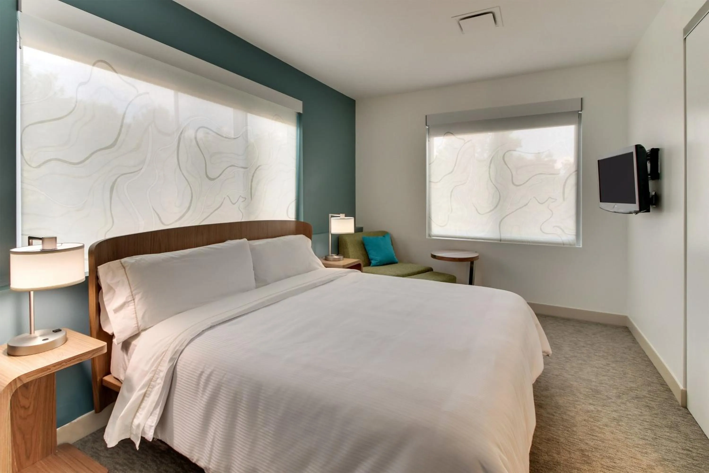 Photo of the whole room, Bed in Element Ewing Princeton