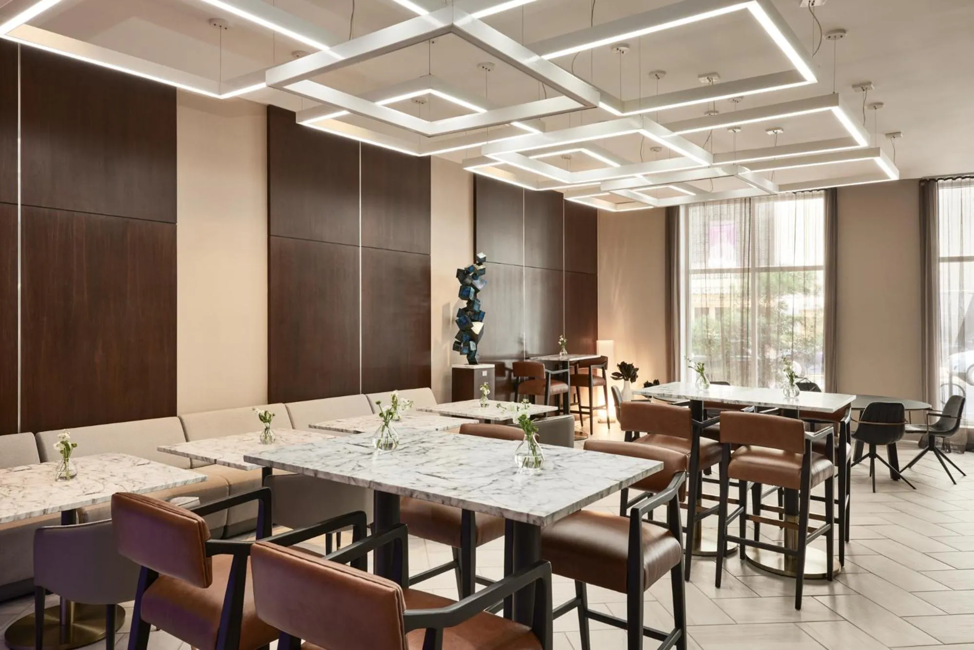 Lounge or bar in AC Hotel by Marriott New Orleans French Quarter