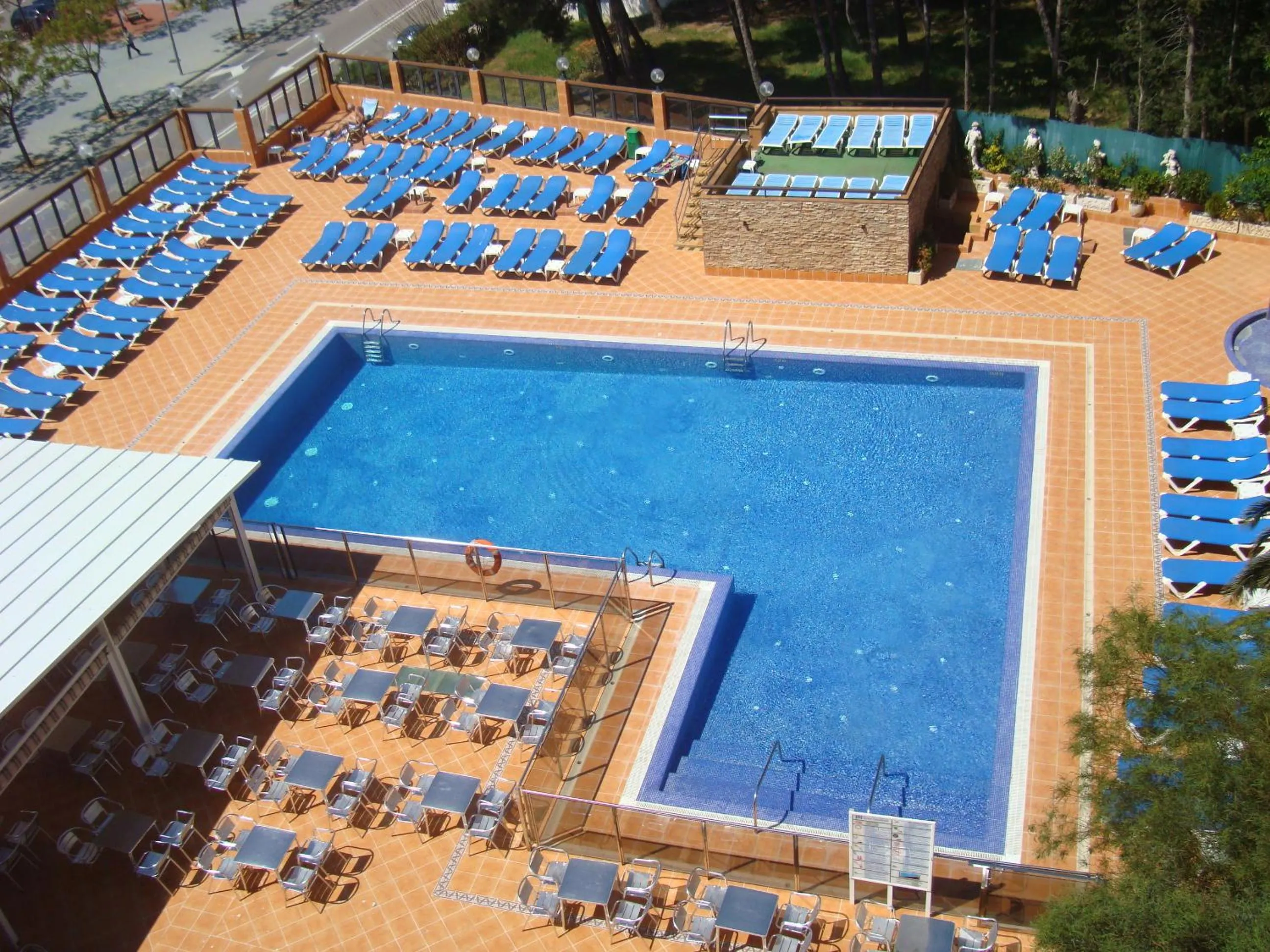 Swimming pool in Hotel Univers