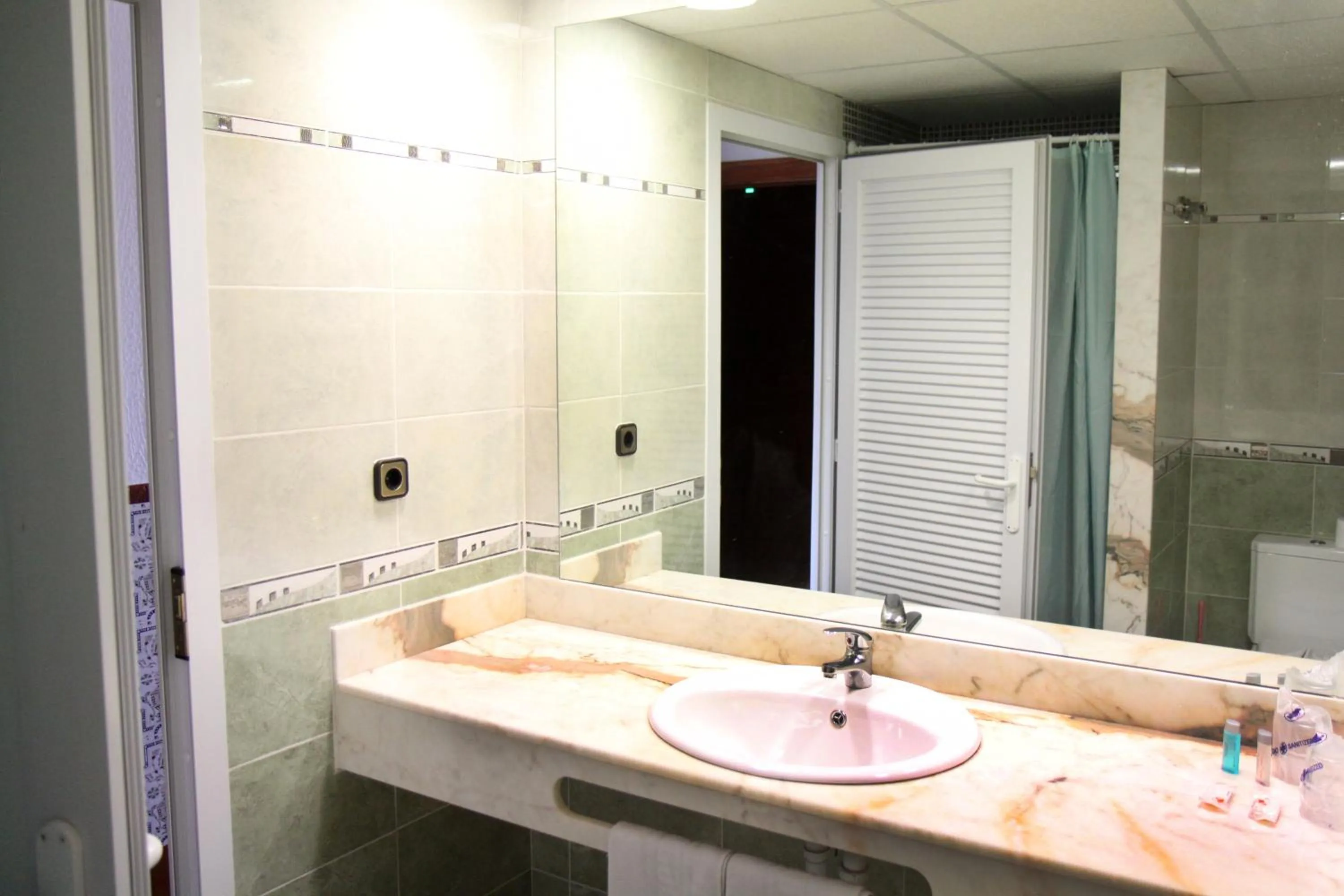 Bathroom in Hotel Univers