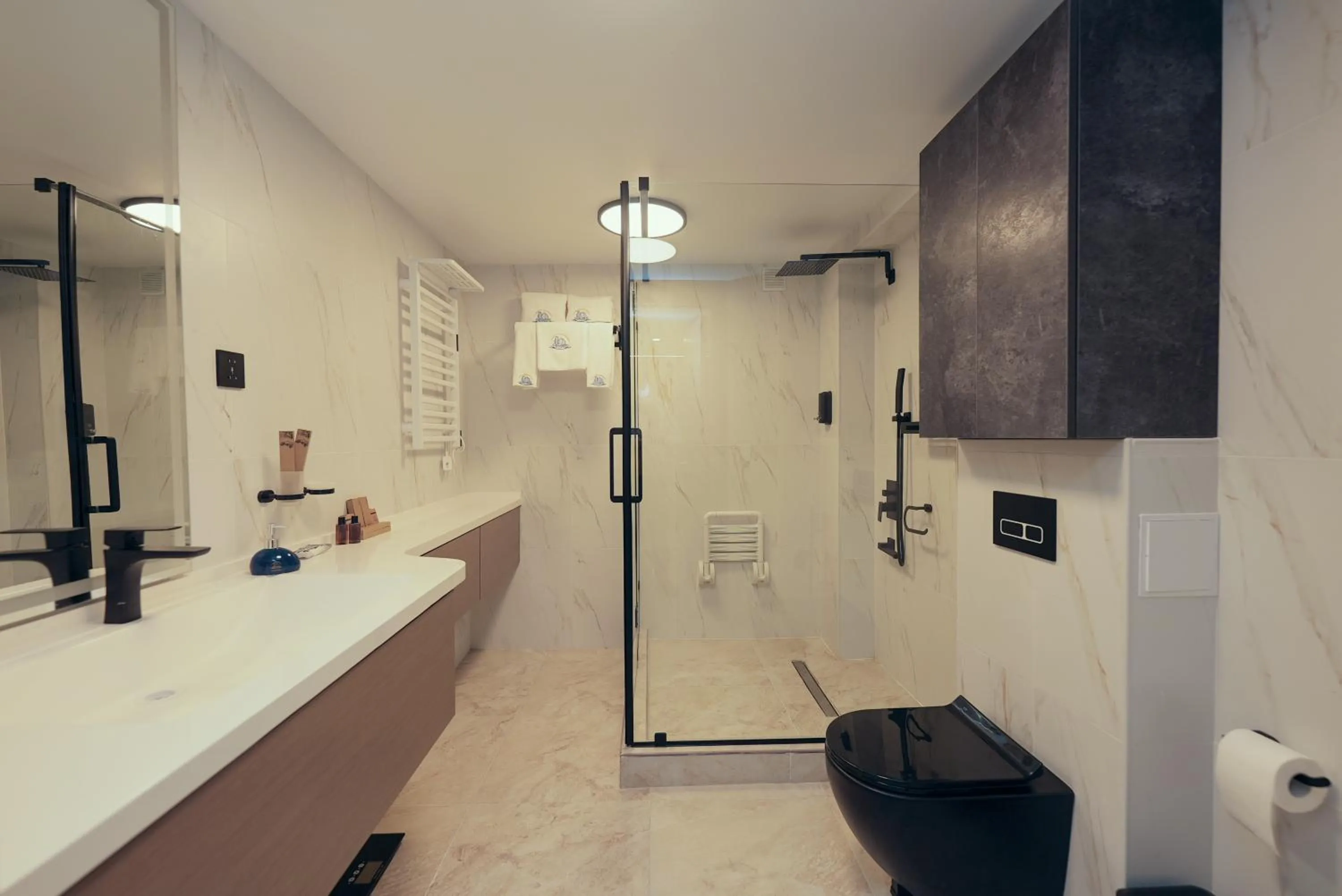 Shower in Parliament Palace Hotel