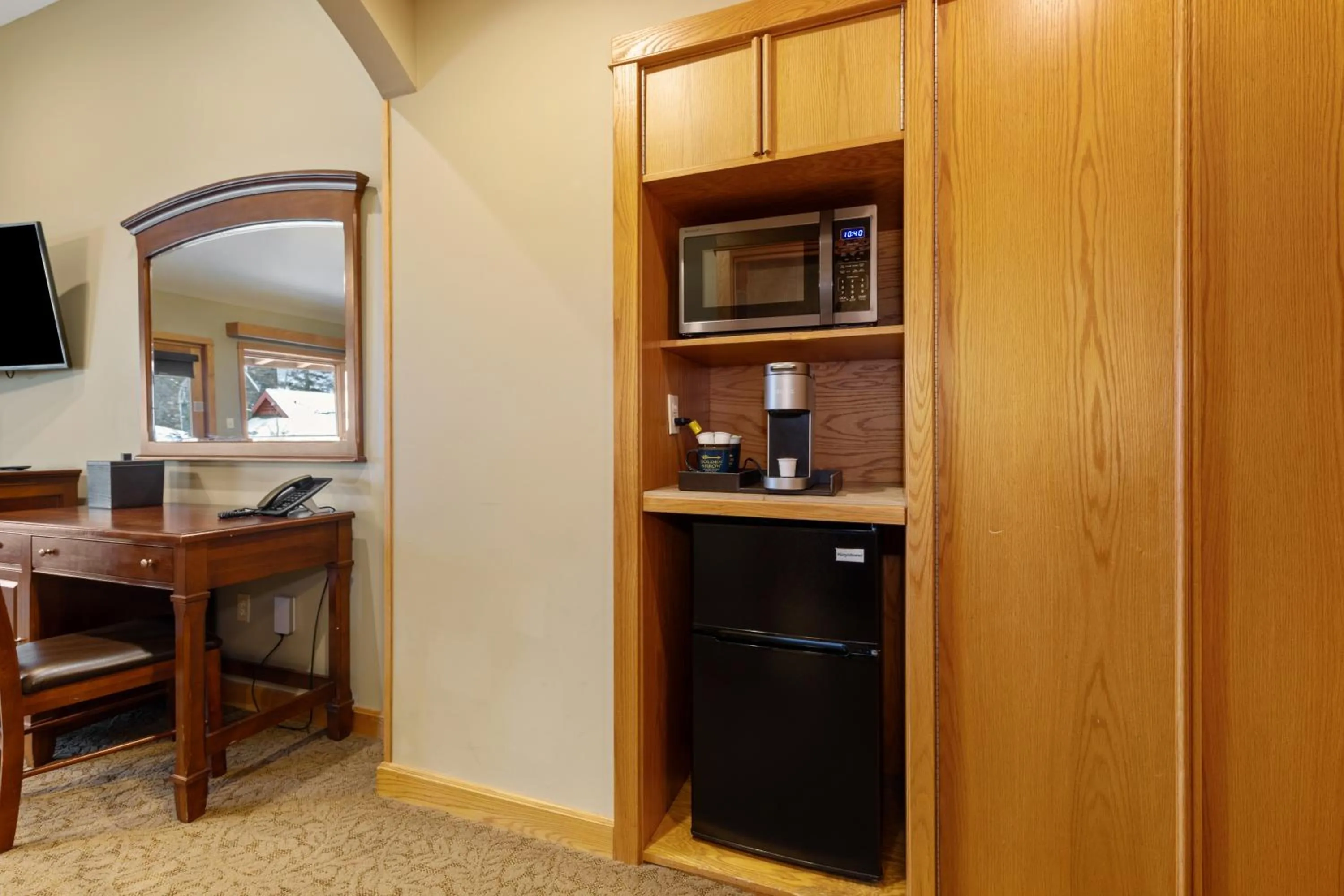 microwave in Golden Arrow Lakeside Resort