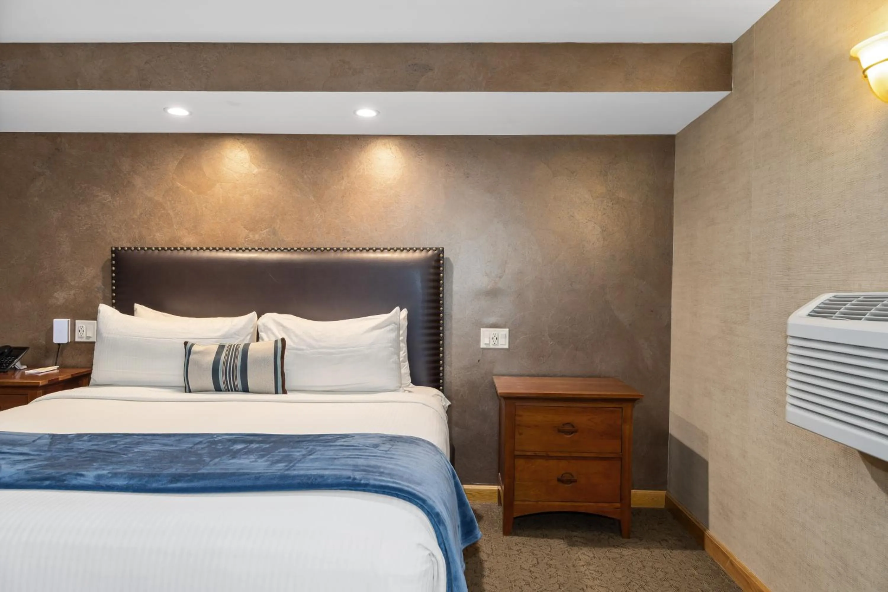 Bed in Golden Arrow Lakeside Resort