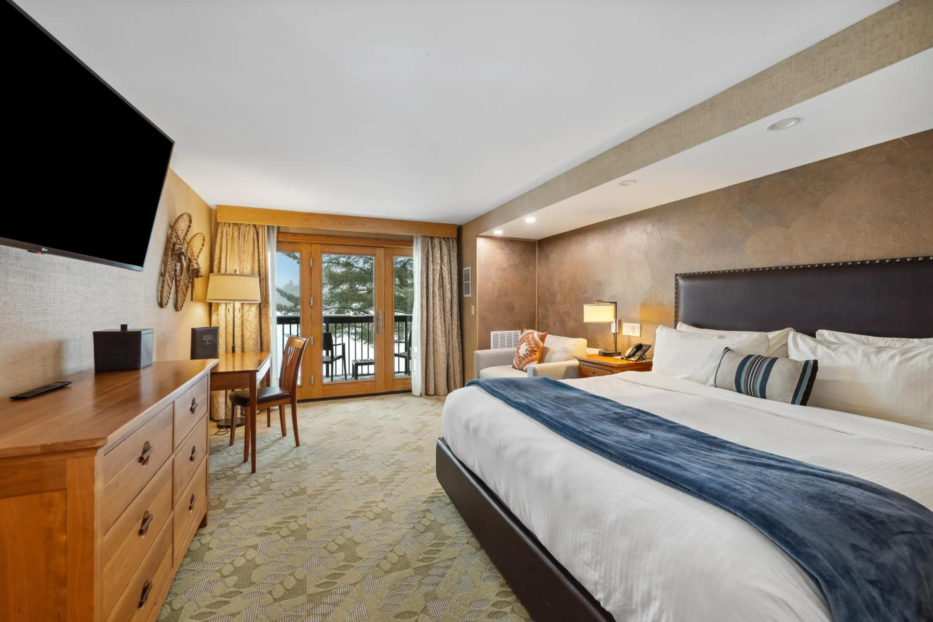 Bed in Golden Arrow Lakeside Resort