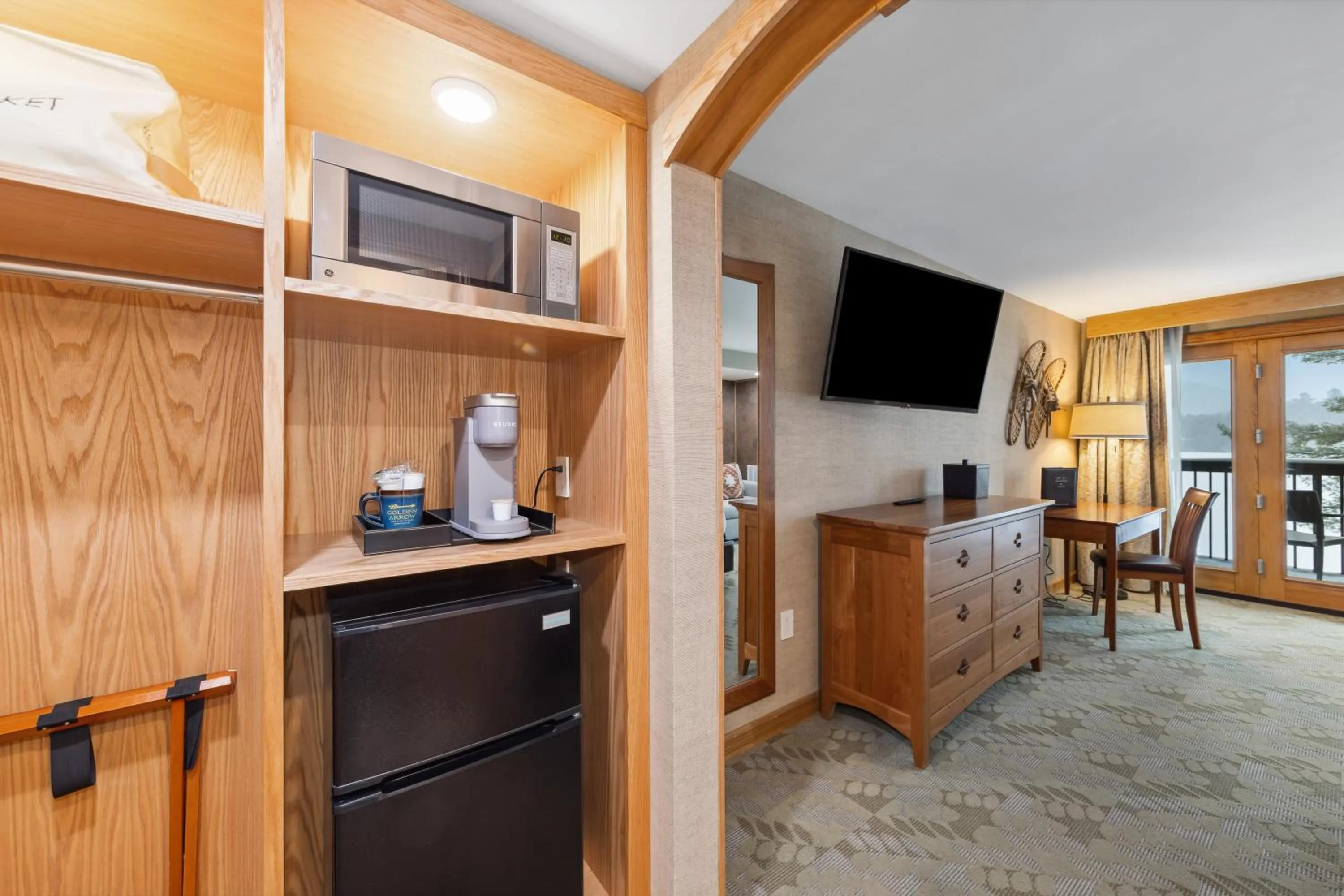 TV and multimedia in Golden Arrow Lakeside Resort