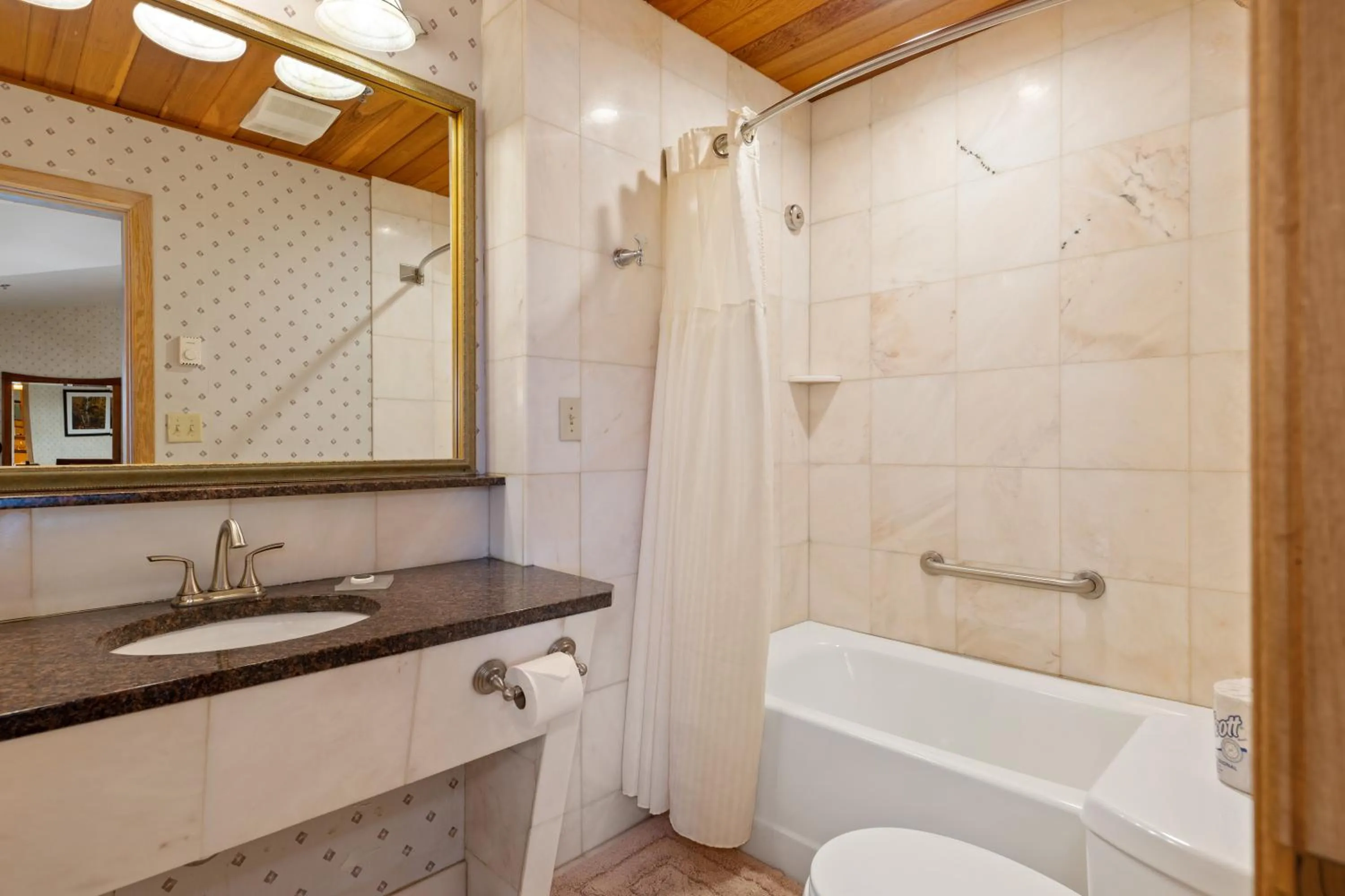 Bathroom in Golden Arrow Lakeside Resort
