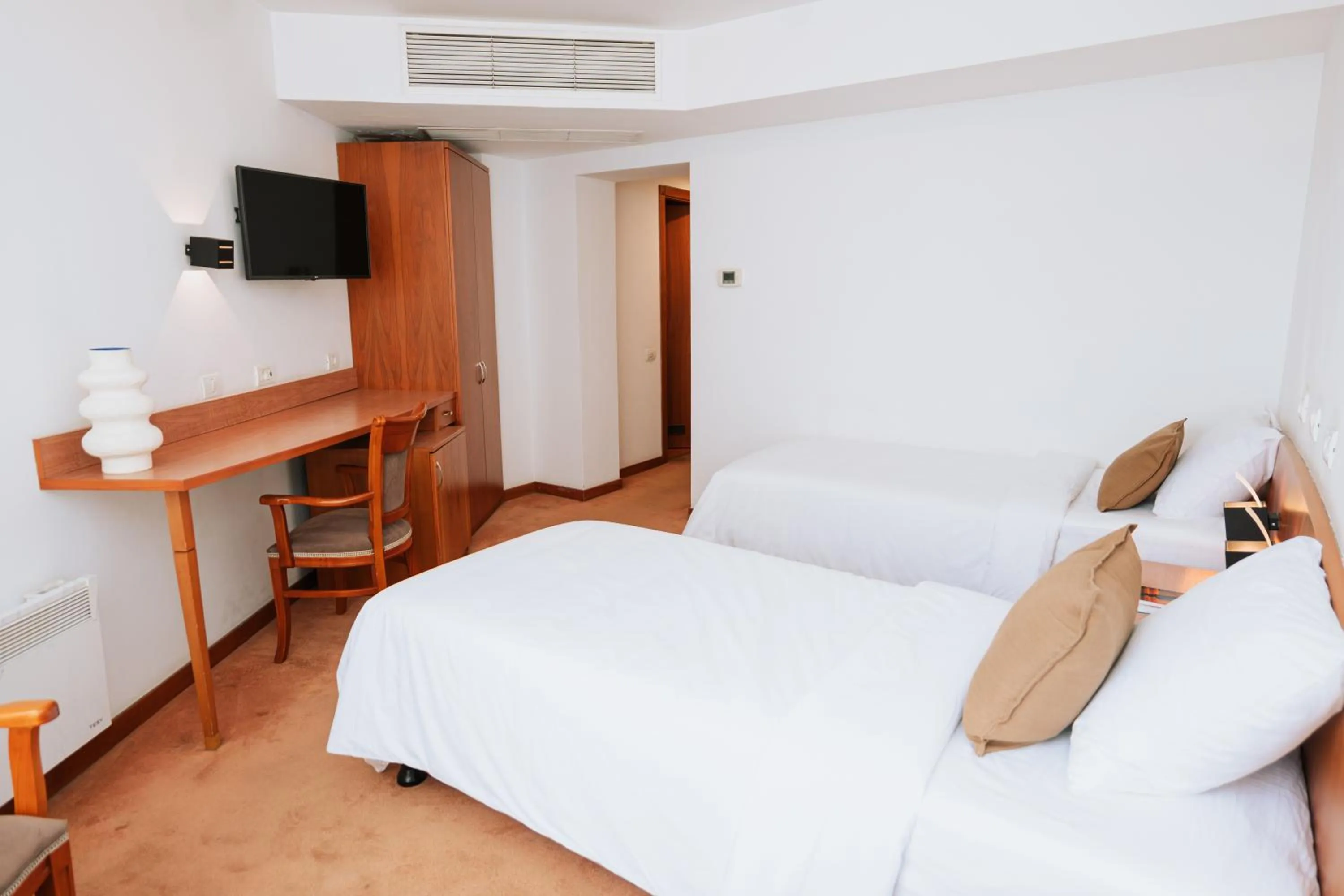Bedroom, Bed in Hotel Duke Romana City Center