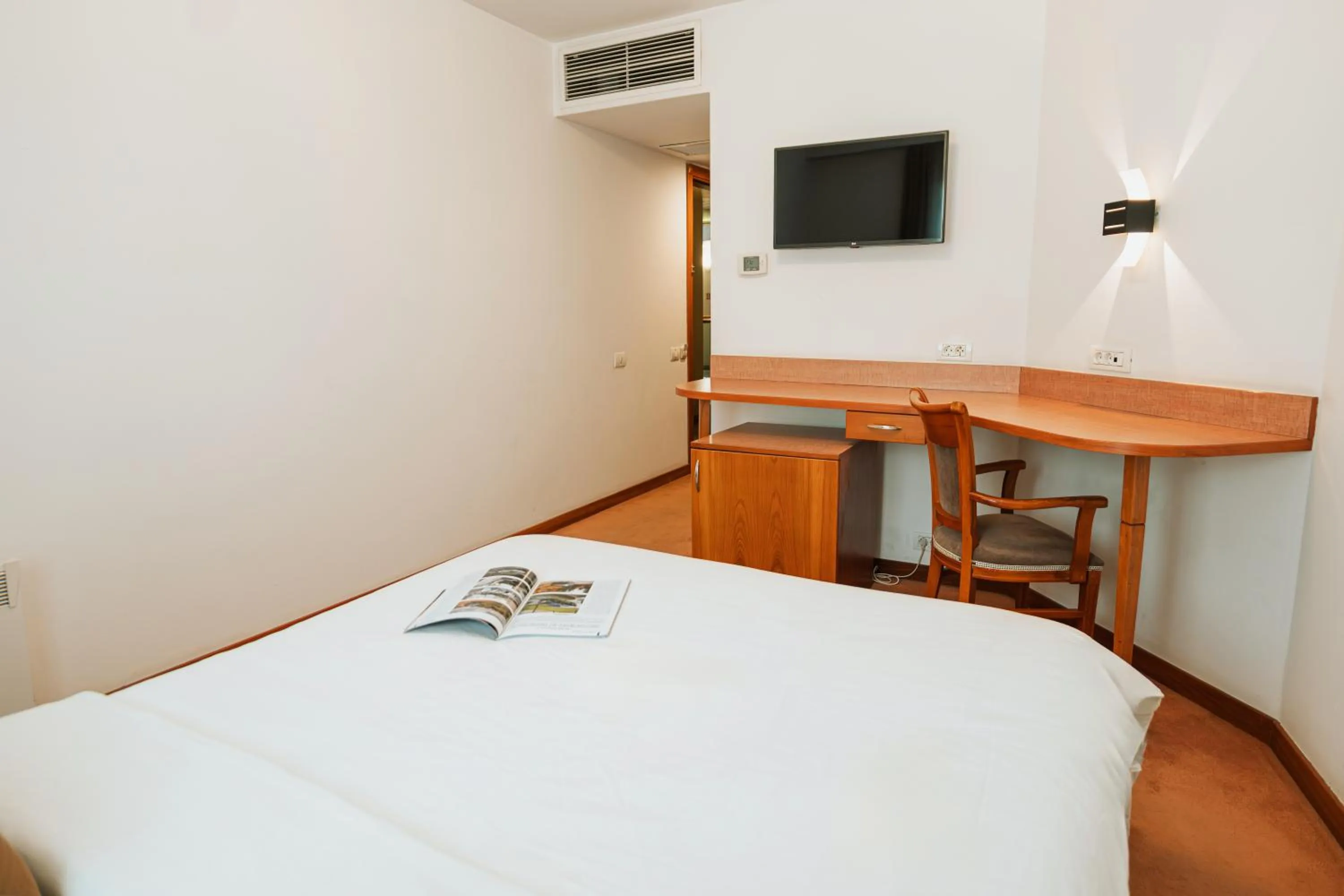 Bedroom, Bed in Hotel Duke Romana City Center