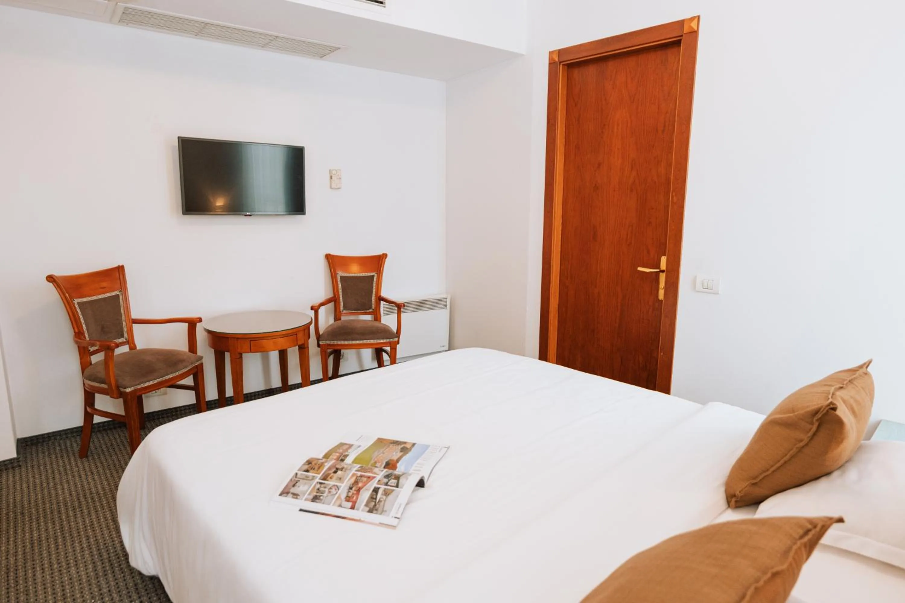 Bedroom, Bed in Hotel Duke Romana City Center