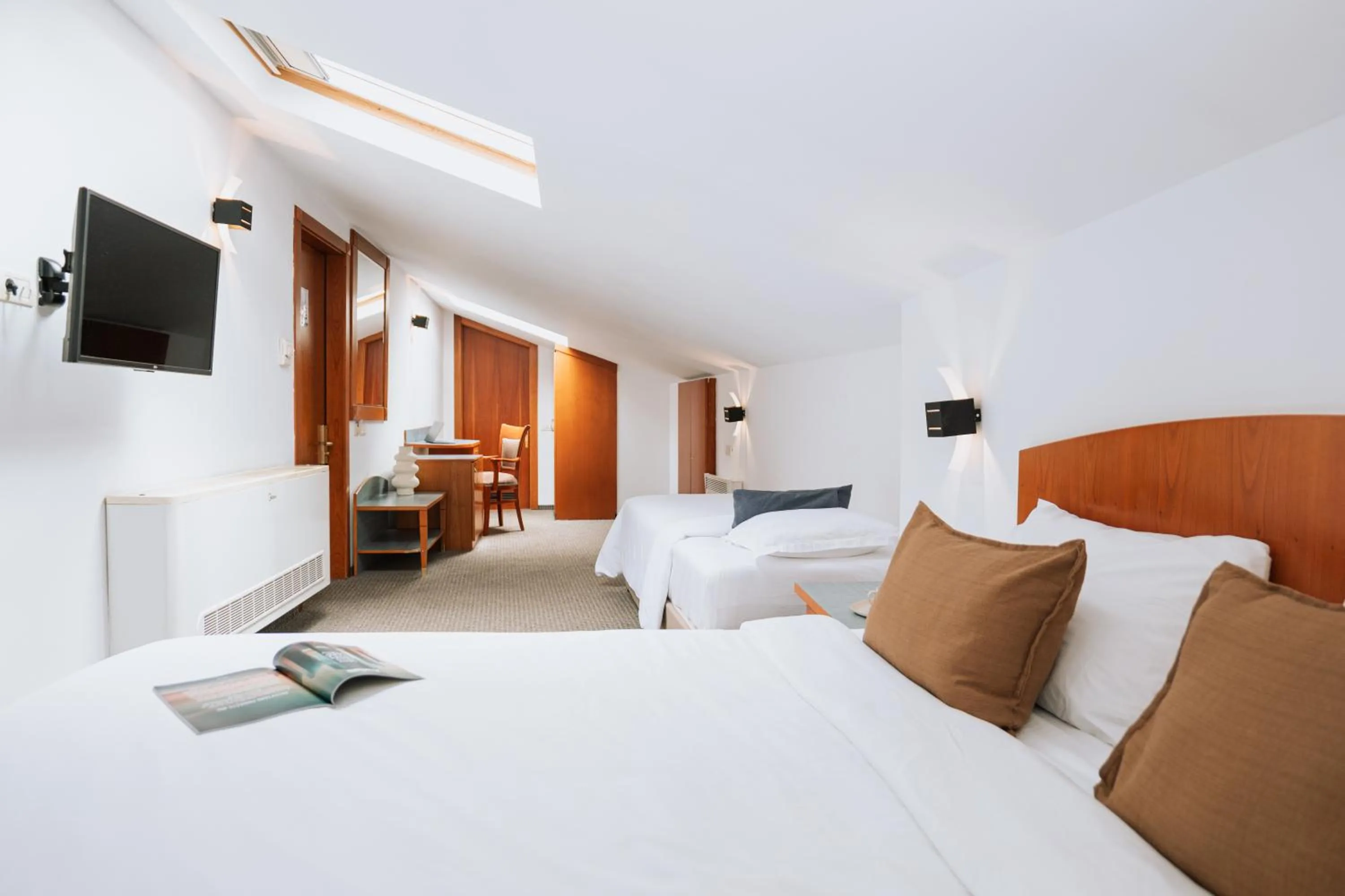 Bedroom, Bed in Hotel Duke Romana City Center