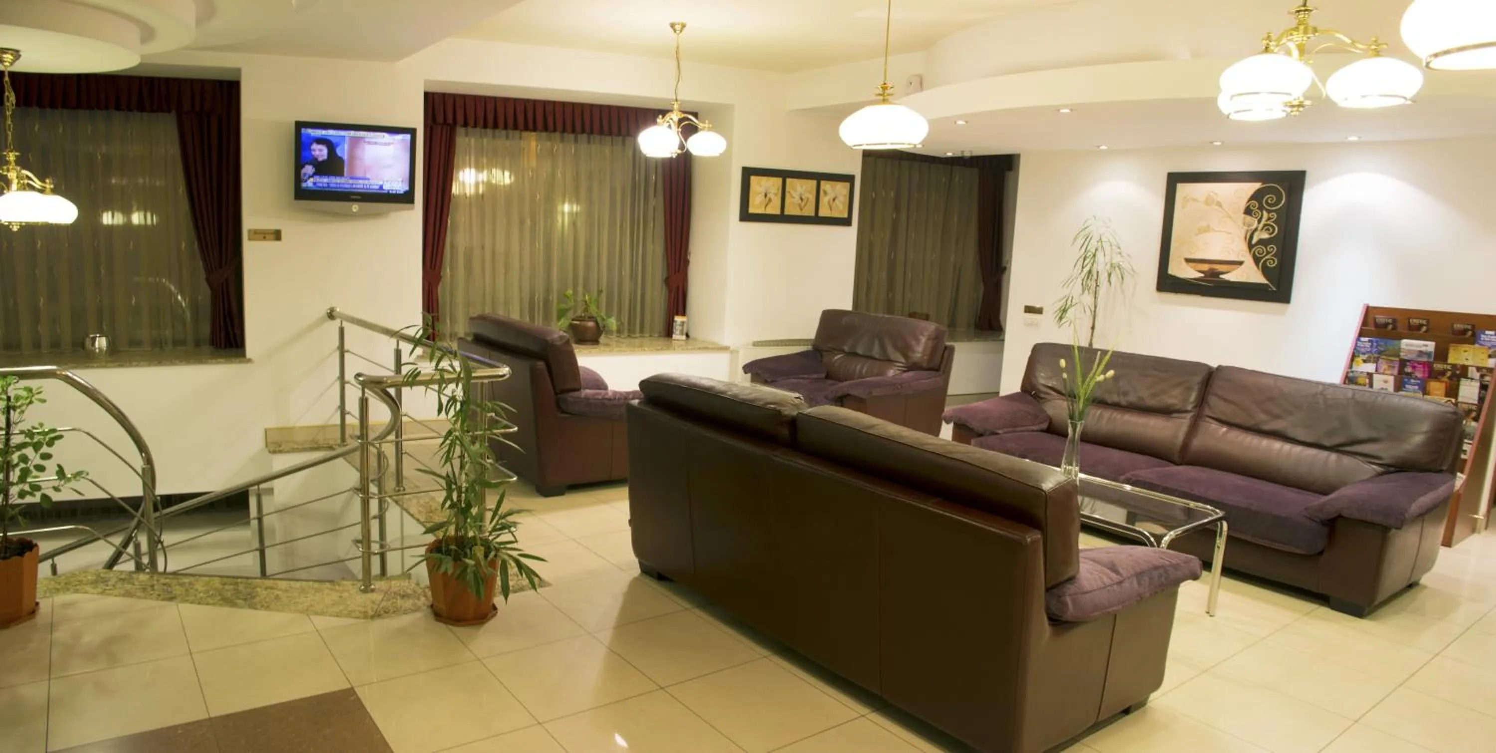 Communal lounge/ TV room in Samaa Hotel