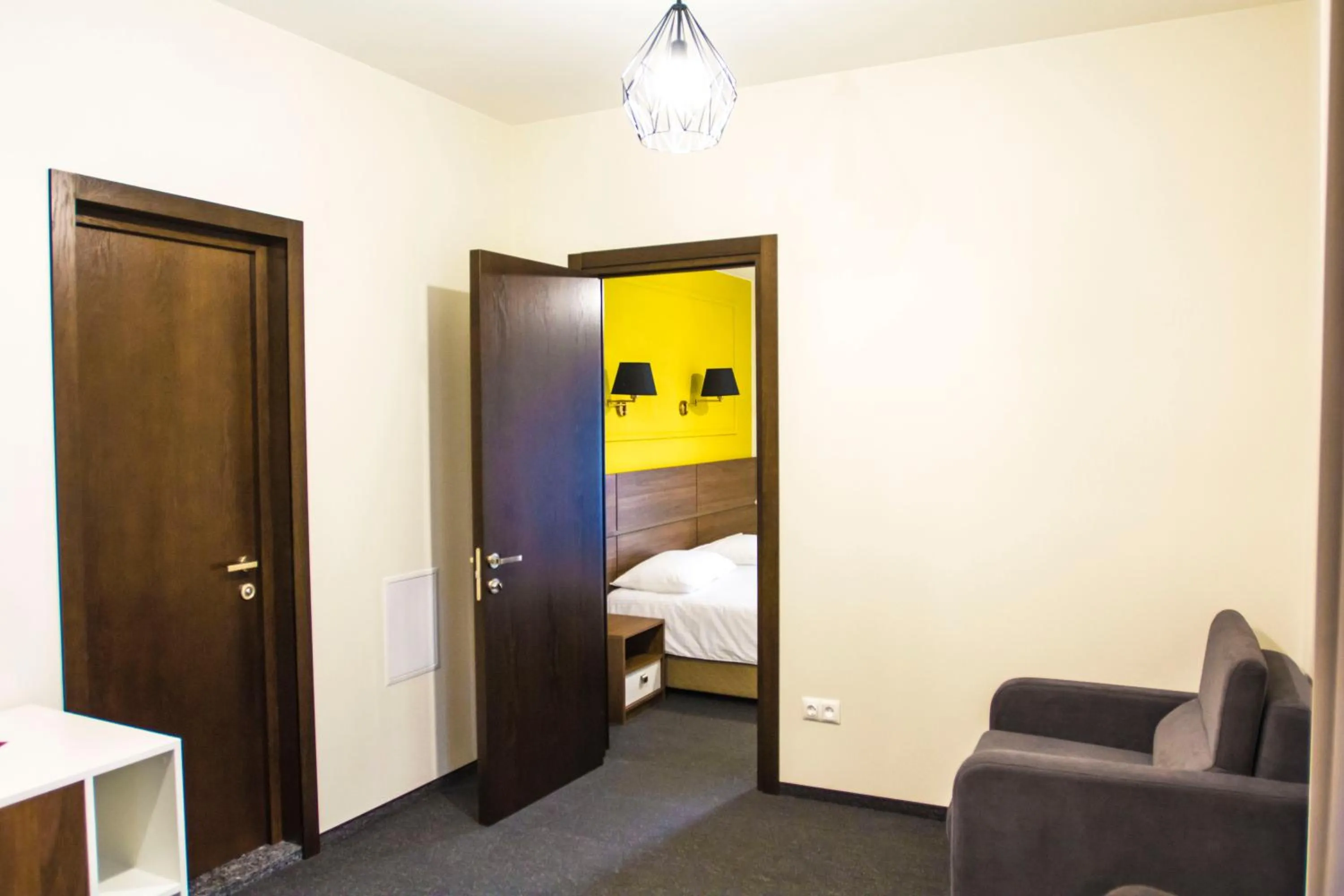 Living room, Bed in Hotel Garnet Tbilisi