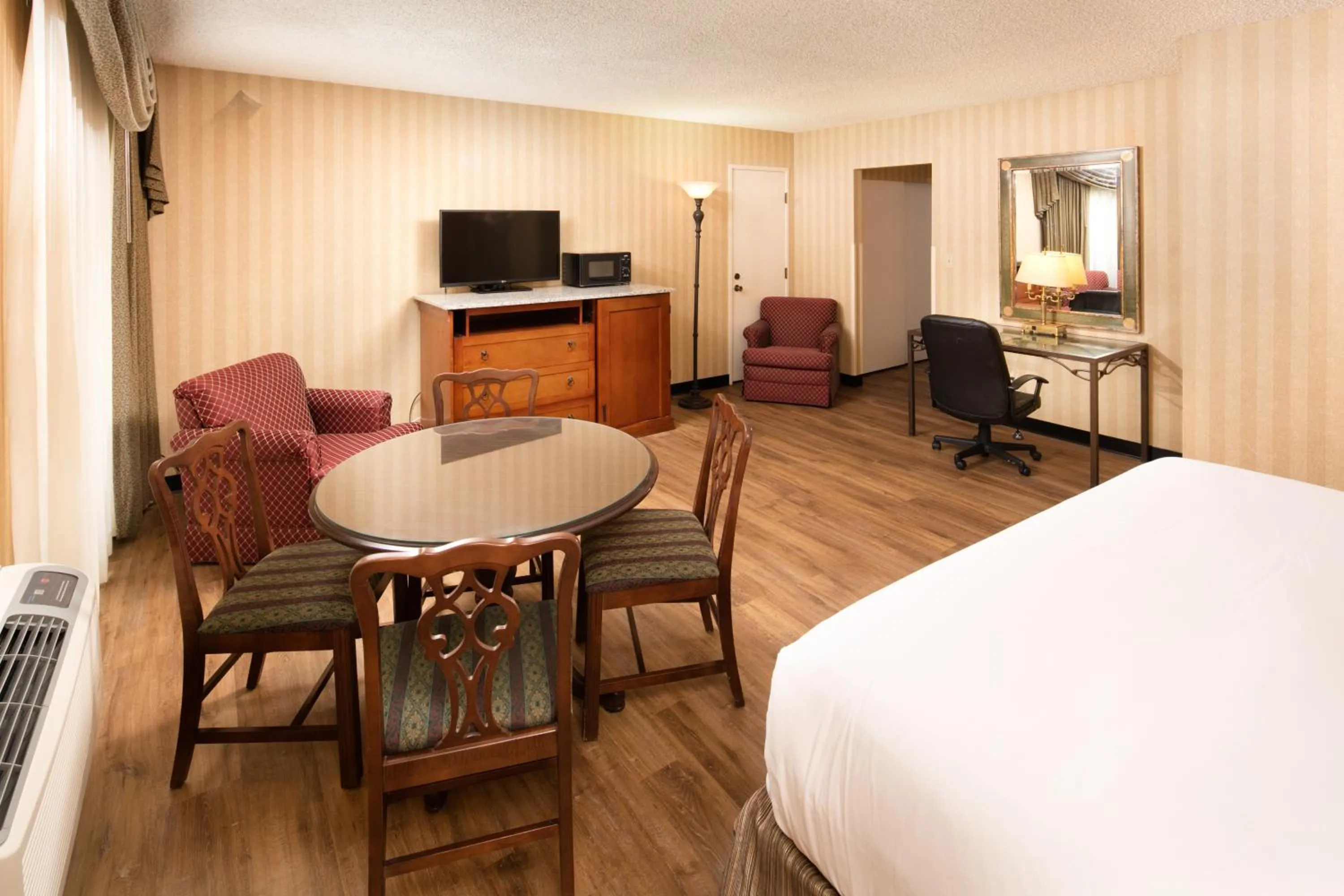 TV and multimedia, Seating Area in Red Lion Hotel Twin Falls