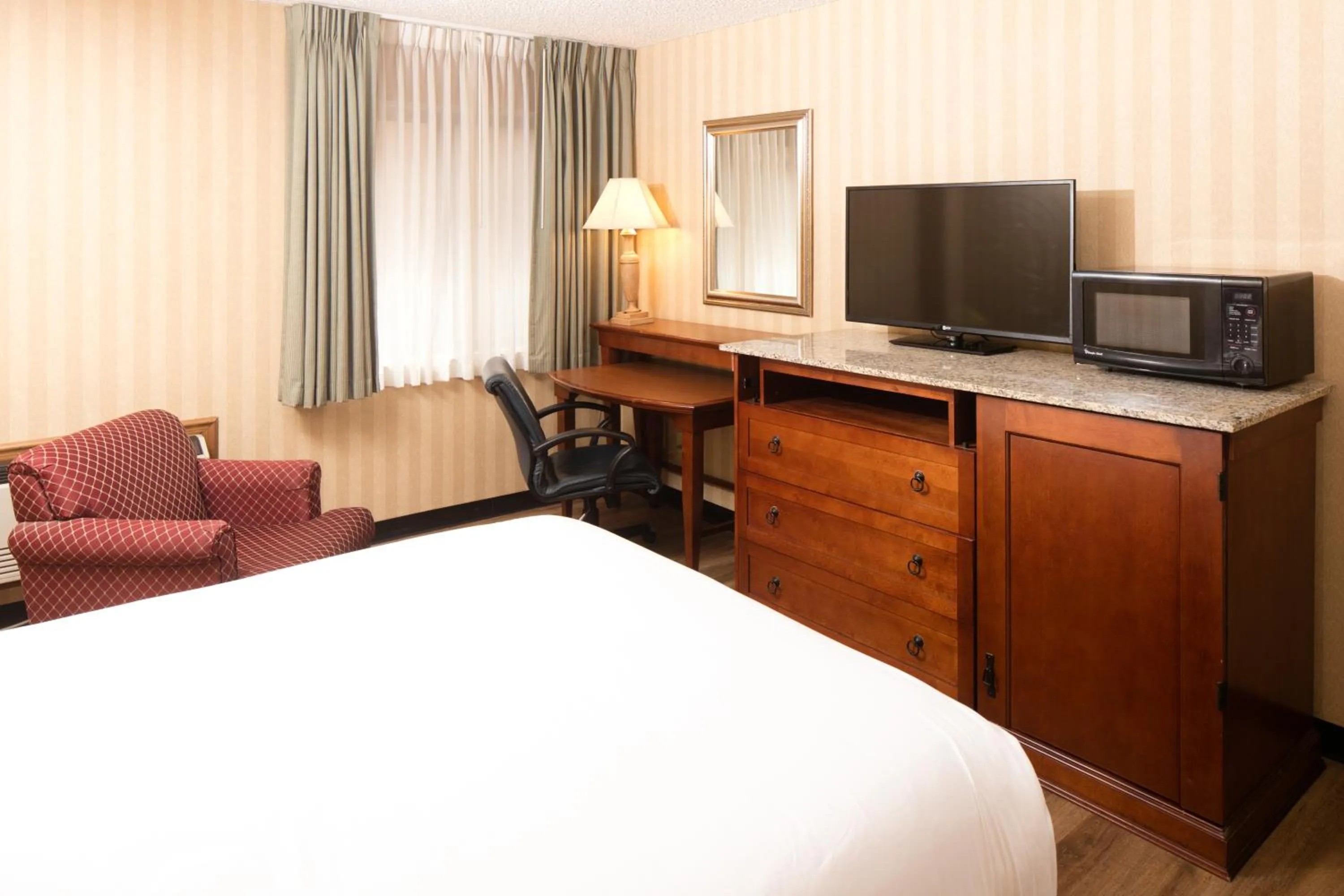 Bed, TV/Entertainment Center in Red Lion Hotel Twin Falls